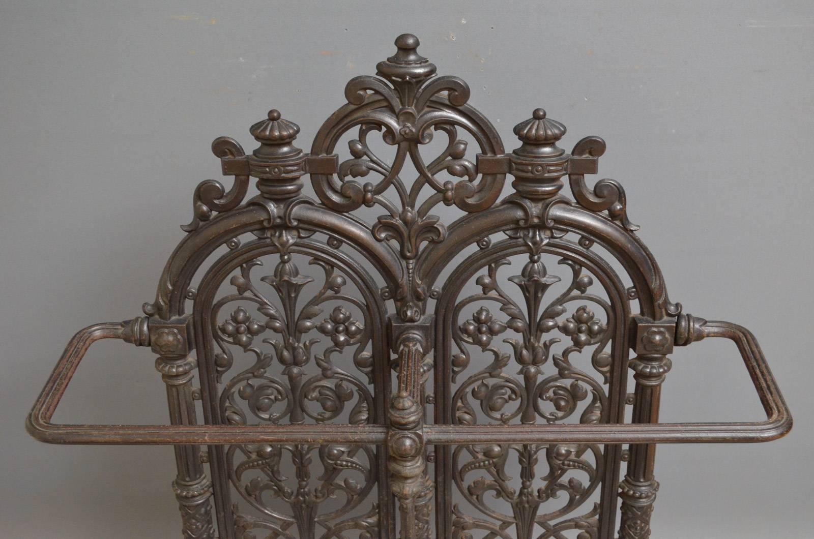 Sn4224, a large Victorian cast iron stick stand by Carron with beautiful pierced design and enamelled drip trays, all in fantastic original condition, stamped, circa 1860
Measures: H 39