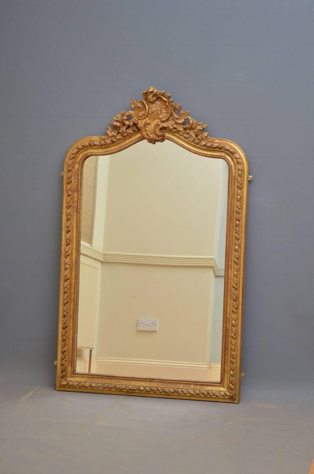 Sn4227, slim 19th century gilded mirror with original mirror plate (with some foxing) in moulded and finely carved frame. All in wonderful condition ready to place at home, circa 1870
Measure: H 57.5