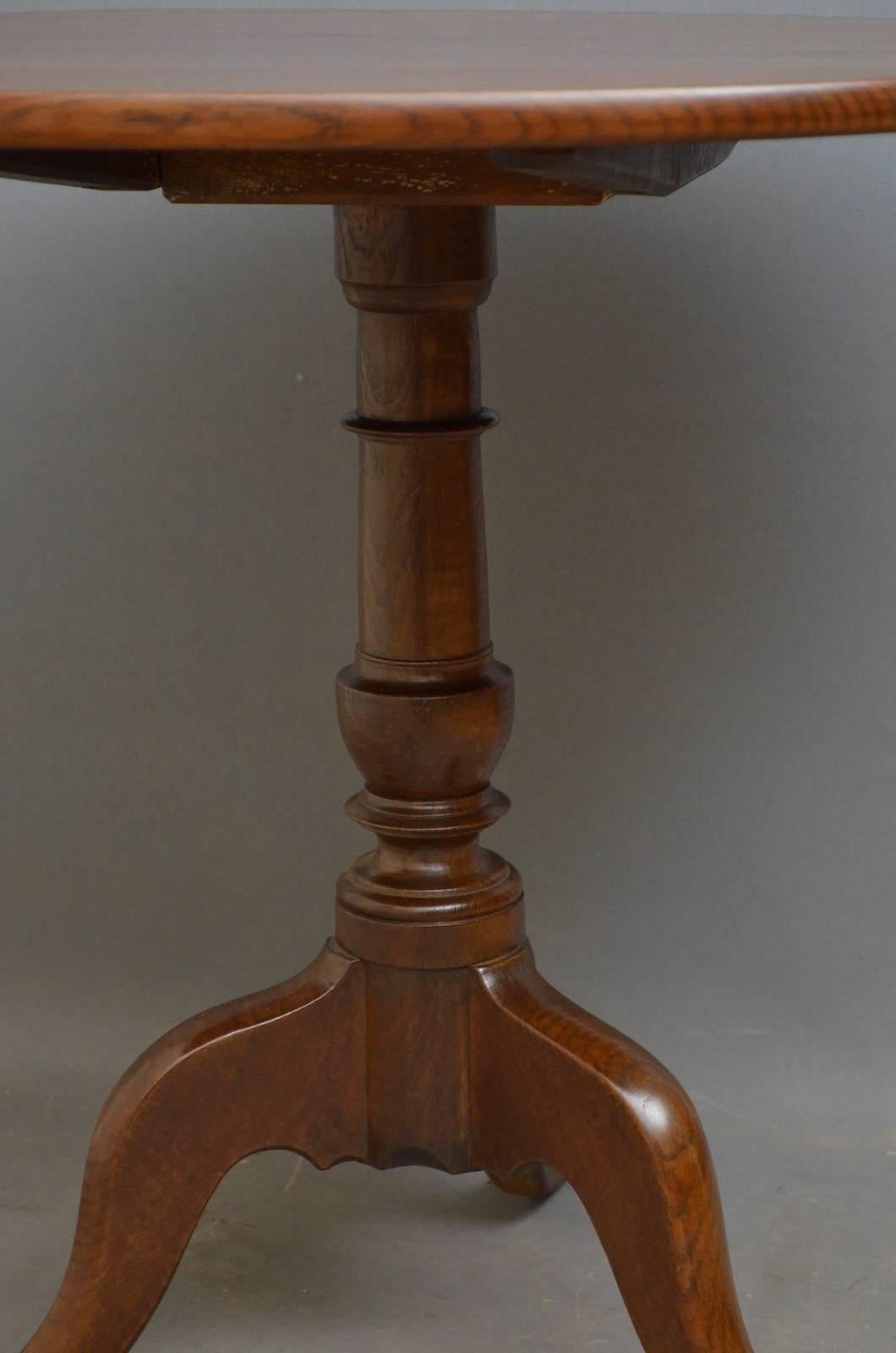 Late 18th Century George III Oak Tilt-Top Table For Sale