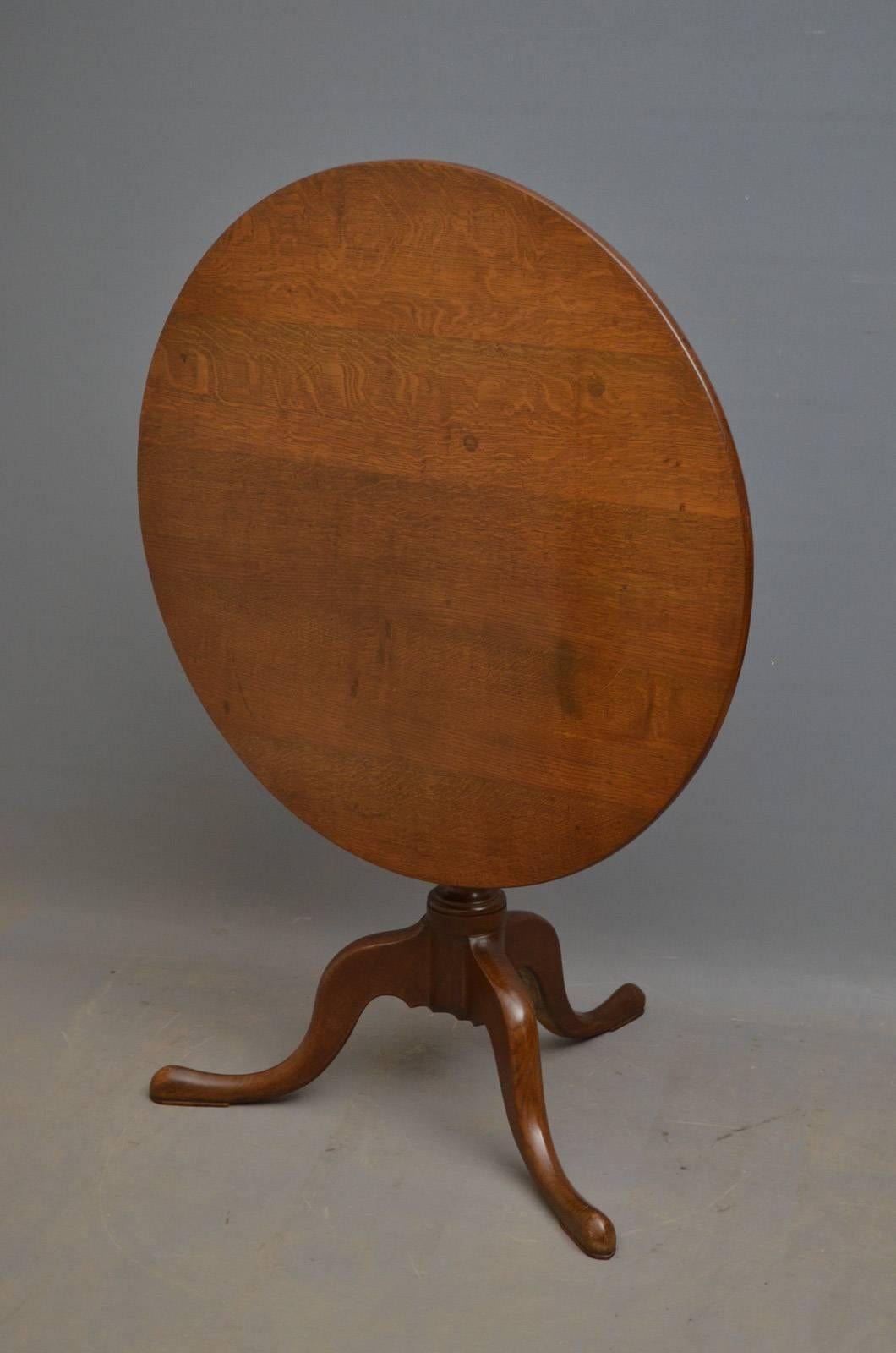 Sn4238 A George III oak, tripod, occasional tilt top table, having generous top and vase shaped column terminating in three down swept legs. This antique occasional table is in home ready condition, circa 1780
Measures: H 28