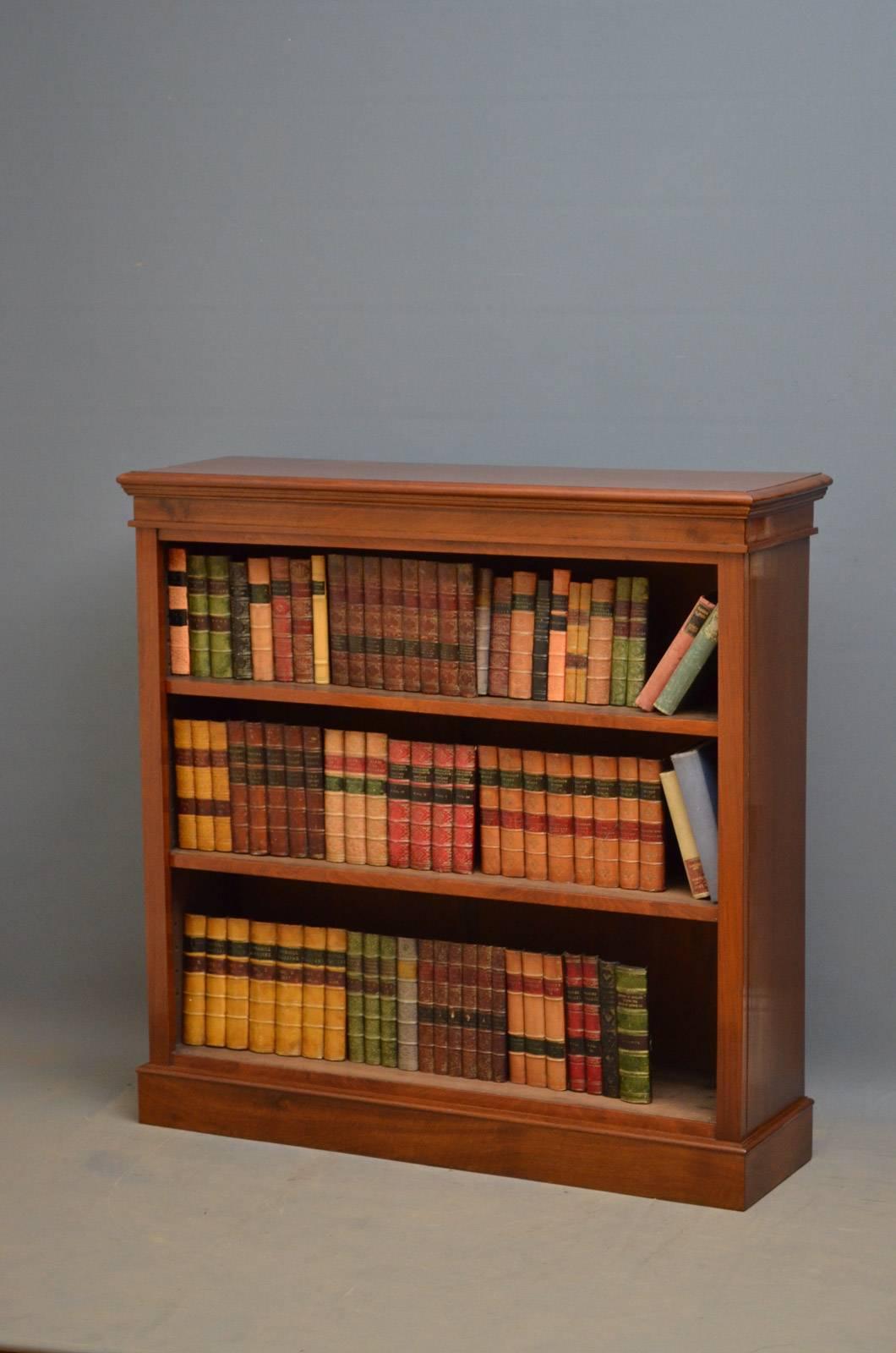 Sn4233, late Victorian walnut bookcase of simple and elegant design with figured top with moulded edge and two height adjustable shelves, all standing on plinth base. This antique bookcase is ready to place at home, circa 1880.
Measures: H 42