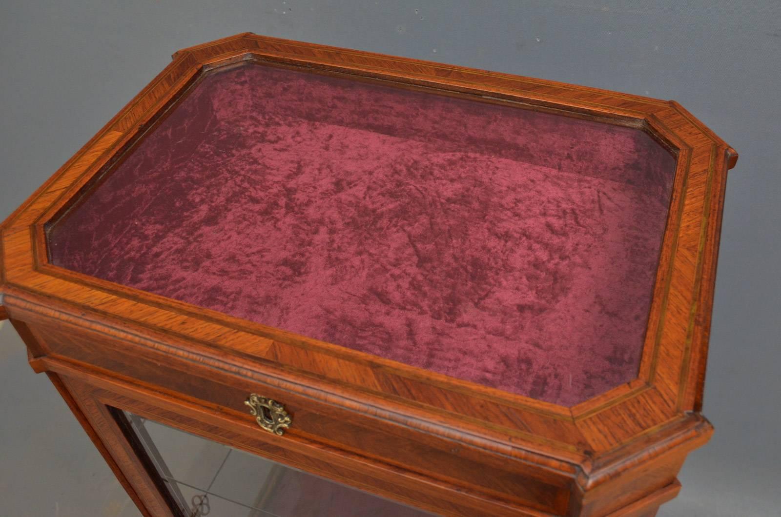 Sn4229 Fine and very attractive XIXth century display cabinet in tulipwood, having bevelled glass lid which opens to reveal crushed velvet interior above a glazed door enclosing 2 glass height adjustable shelves and crushed velvet interior, all