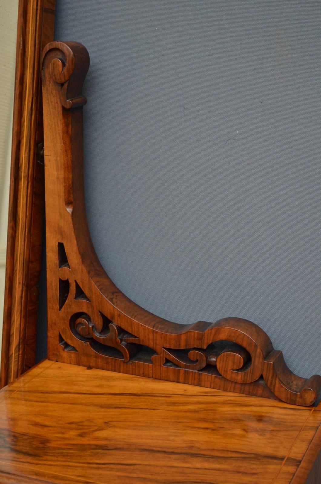 English Fine Quality Victorian Walnut Dressing Table