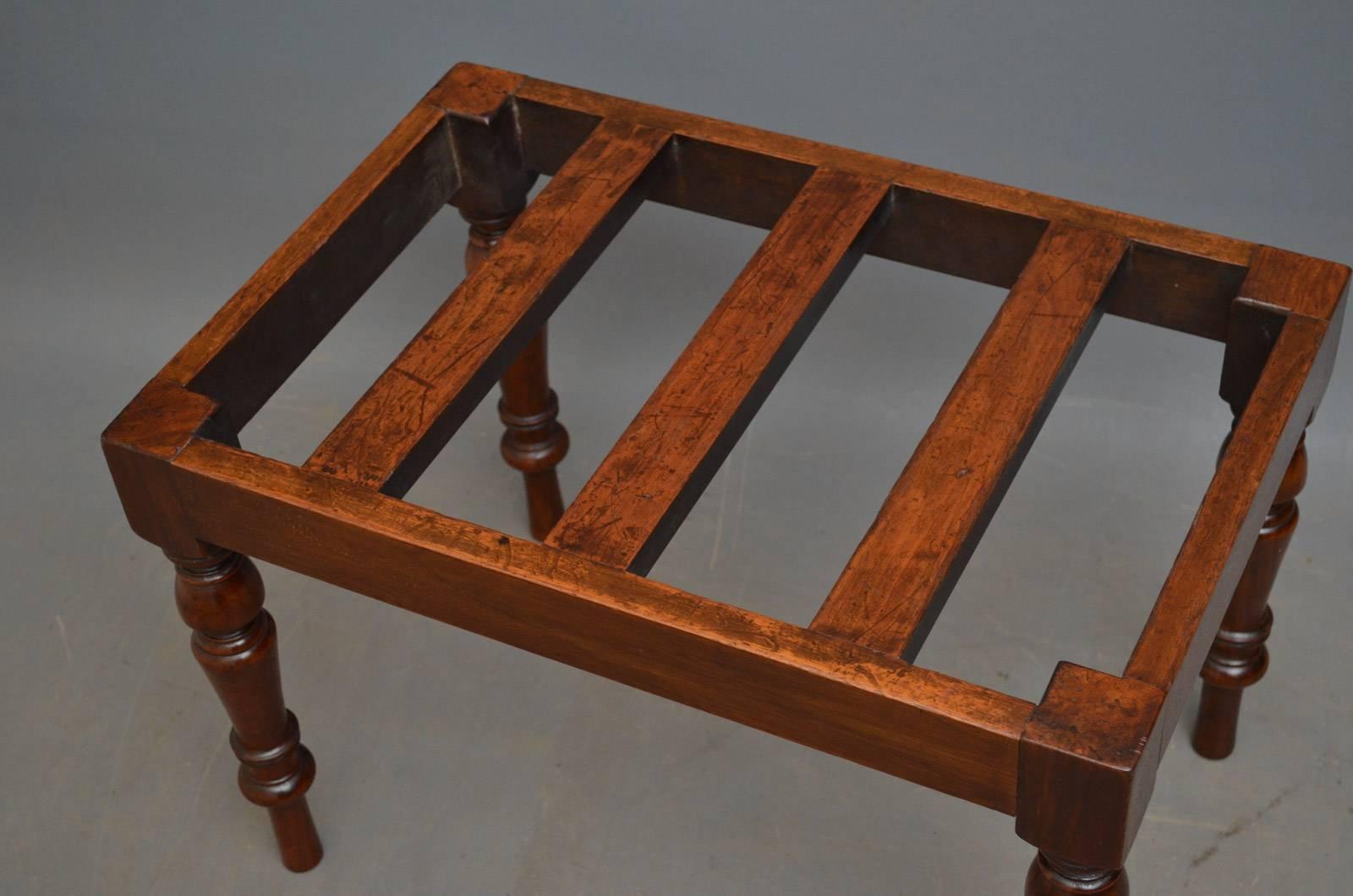 A00 Victorian, walnut luggage rack with slatted top and turned, tapered legs. This luggage stand would make a good hall bench or window seat, all in fantastic original condition throughout, ready to place at home, circa 1880
Measures: H 17