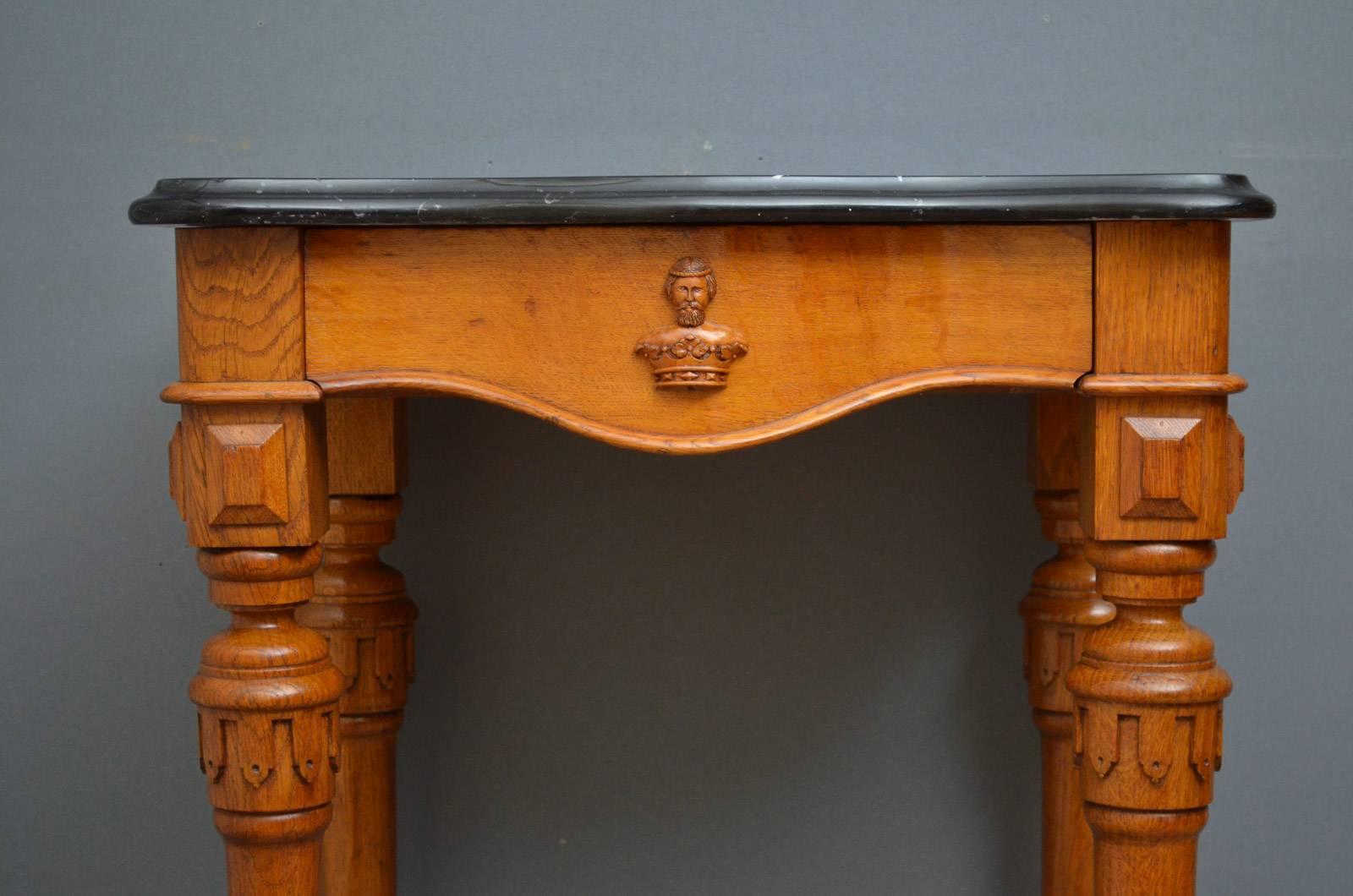 Anglais Table console victorienne élégante en chêne en vente