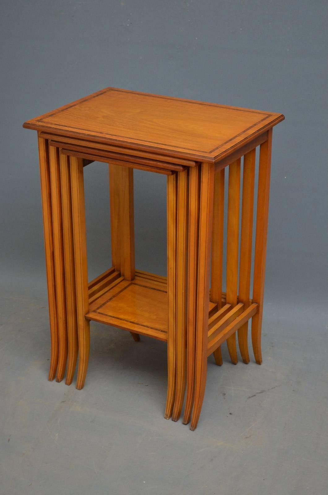 K0261 Edwardianisches Nest von vier Tischen aus Satinholz, jeder mit einer Palisander-Querbandplatte und einer geformten Kante, die auf schlanken, mit Schnüren eingelegten und ausgezogenen Beinen steht. Diese antiken Tische sind in einem