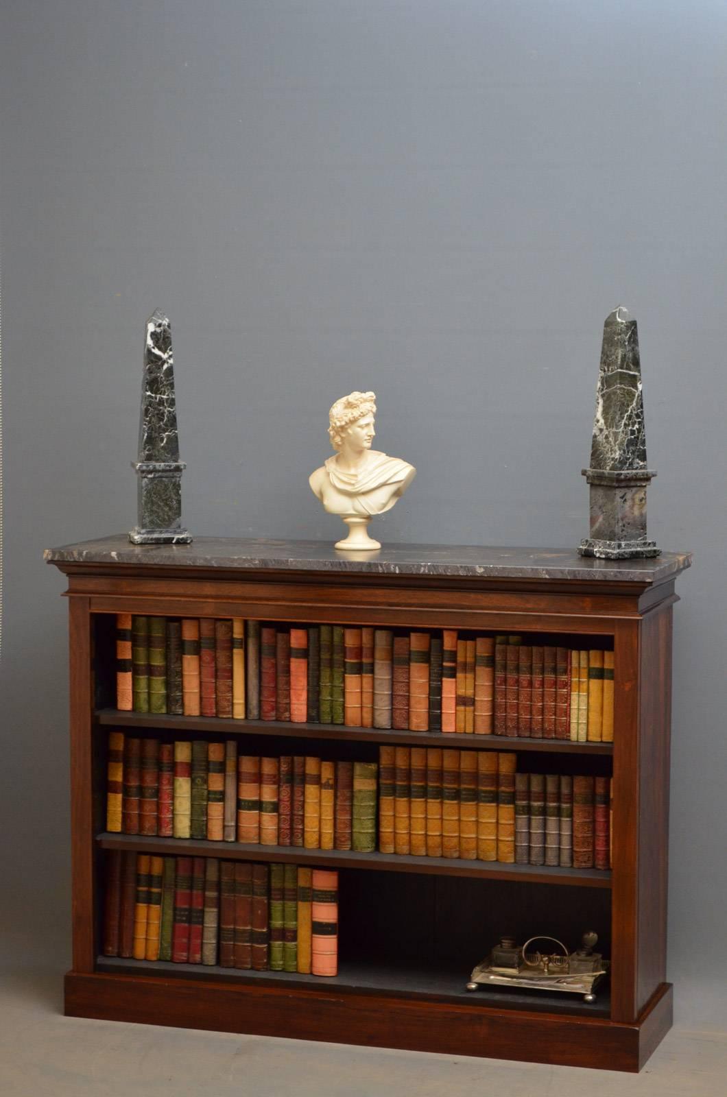 Sn4263, elegant William IV dwarf bookcase of simple and elegant design, having marble-top above two height adjustable shelves all standing on plinth base, circa 1840
Measures: H 37.5