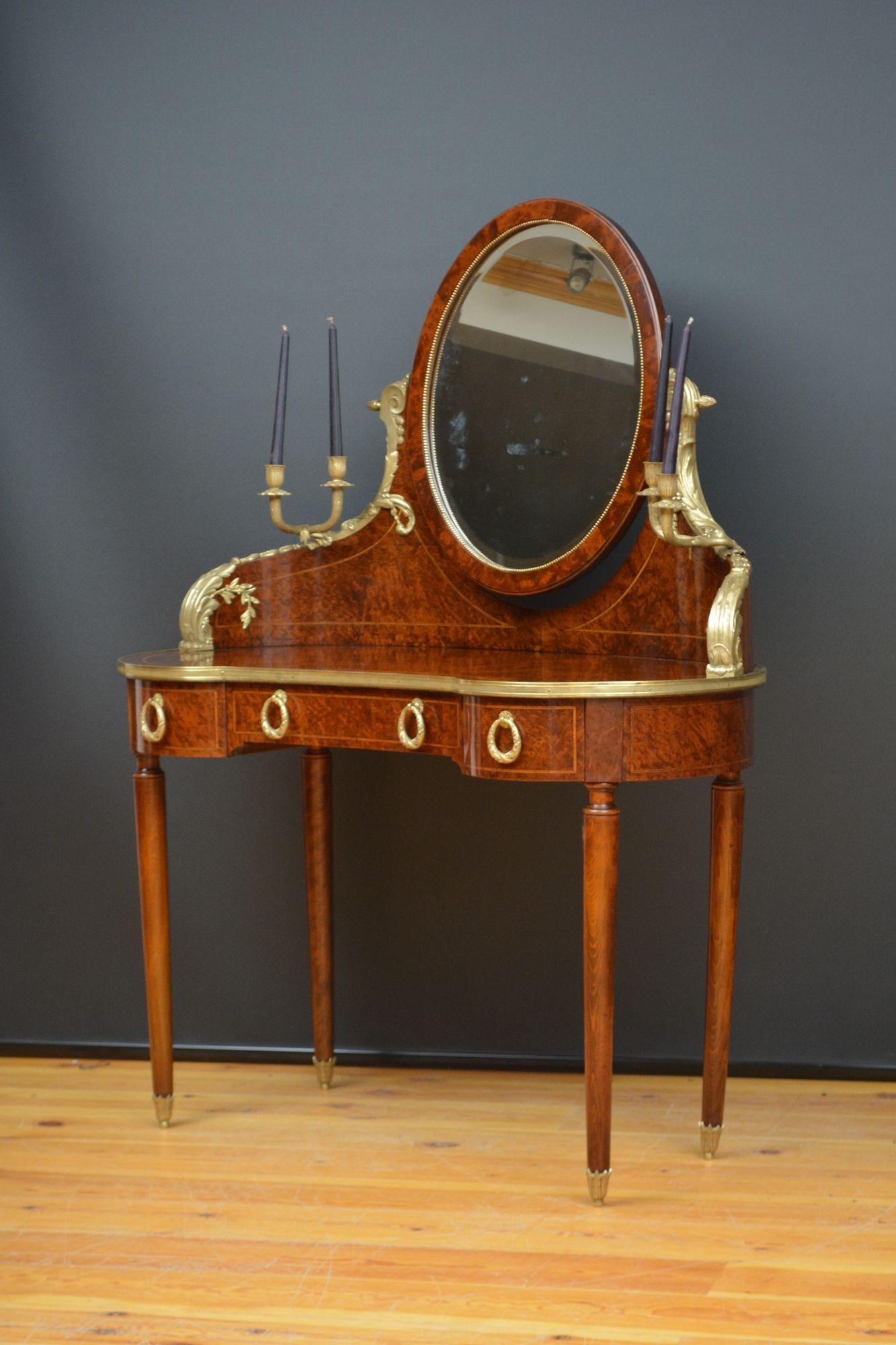 Sn5622 Sobresaliente tocador francés Chateau de thuya y caoba de diseño perfilado, con espejo original abatible con borde biselado y moldura de cuentas en soportes decorados en ormolu sobre una encimera perfilada con un veteado impresionante y