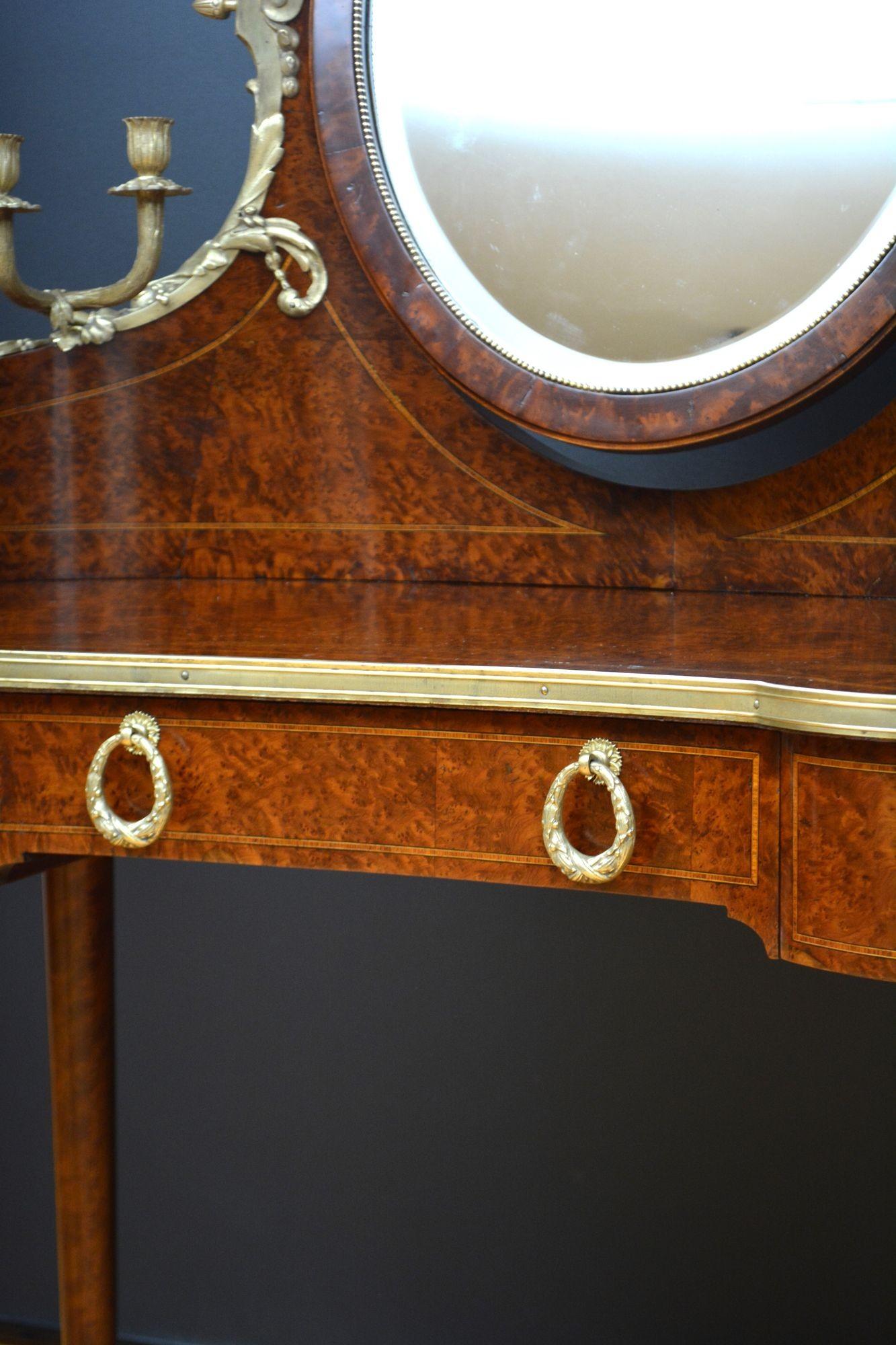 Magnífico tocador francés con forma de castillo en venta 11