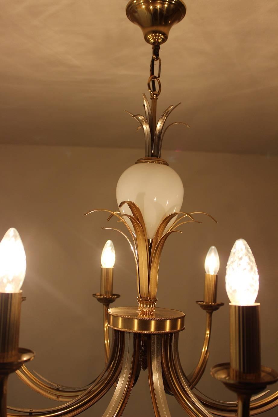 Gorgeous chandelier with ostrich porcelain egg, designed by Maison Charles manufactured in France, 1960s-1970s.
The brass leaves are decorated around the porcelain egg
This chandelier is in excellent condition.
By Maison Charles
Comes with free