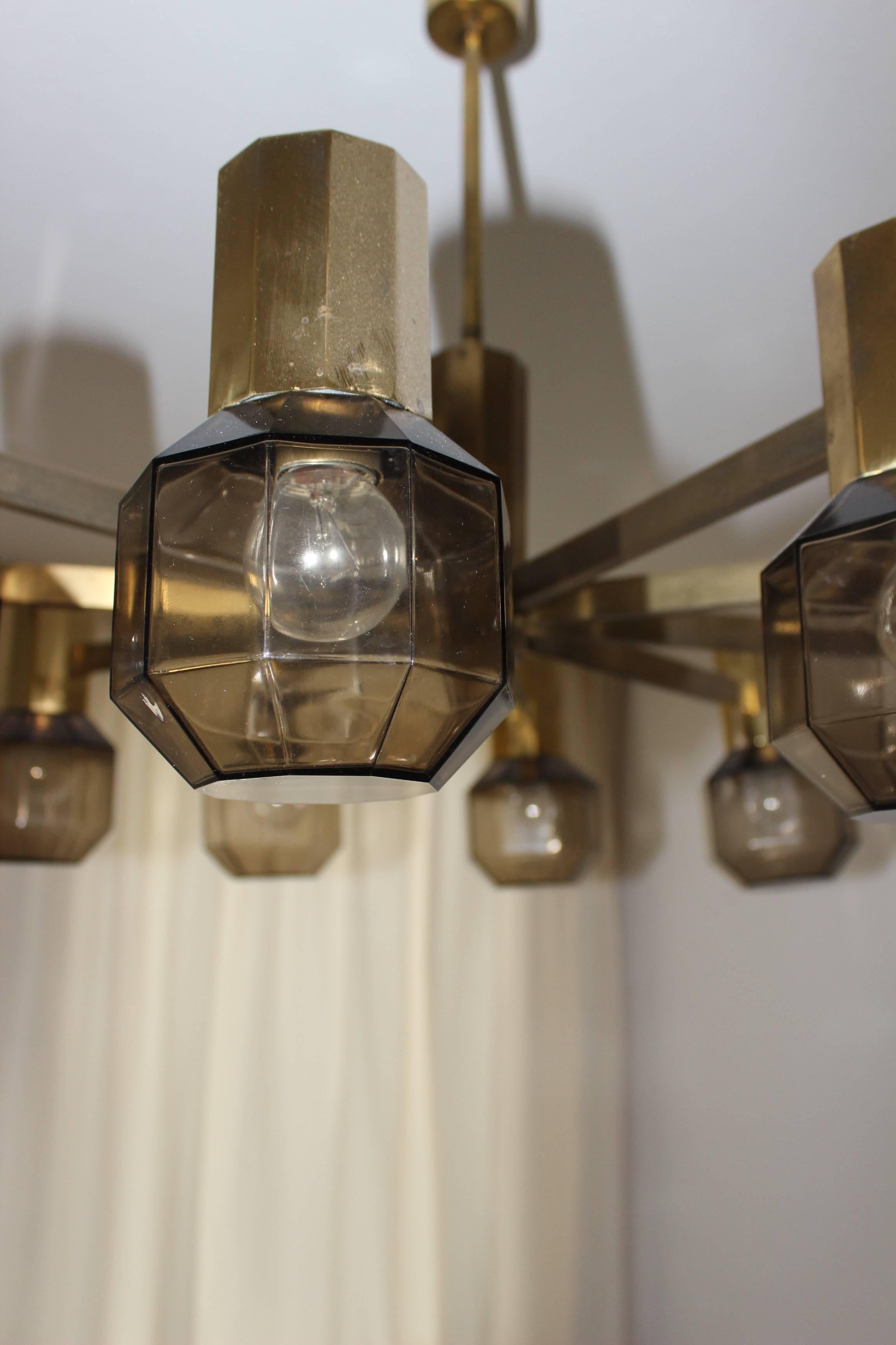  Brass Smoked Glass Chandelier in the Style of Hans-Agne Jakobsson

Large brass chandelier in the style of Hans-Agne Jakobsson with ten cubic smoked glass globes and the holders are facet shaped Brass. The combination of smoked glass and brass gives