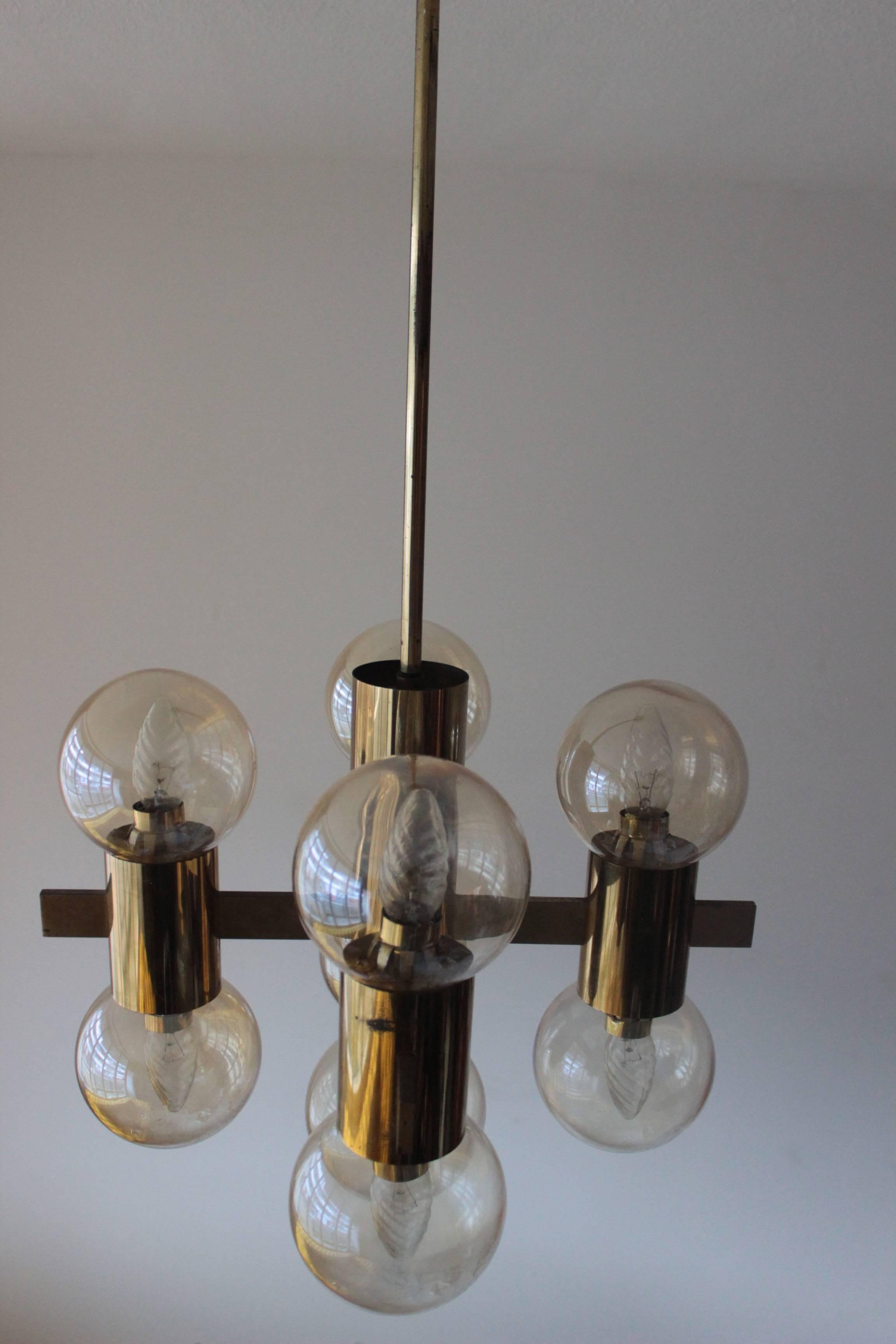 Rare Sciolari chandelier in brass nine sockets with nine smoked glass globes.
We have a total of three chandeliers, of this rare Sciolari design 2 x 9 smoked brass glass chandeliers, and one Sciolari chandelier with five smoked glass globes.

 