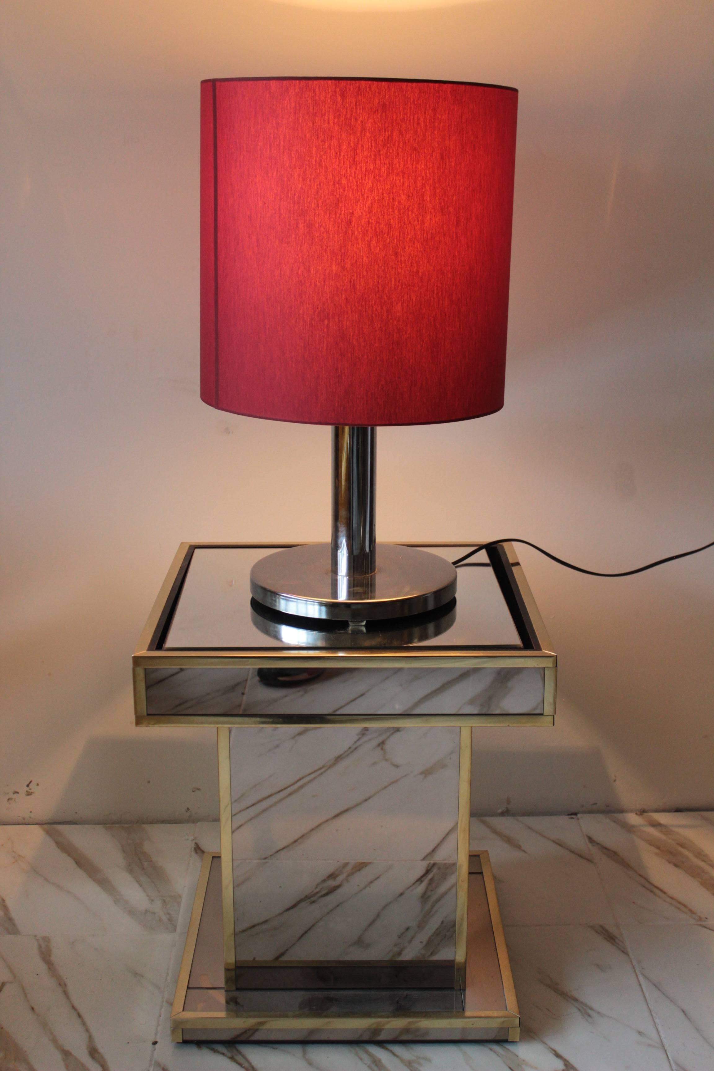 Large RAAK chrome table lamp, RAAK model no 250. This is a unique item on itself. It has a beautiful round shape holder and de model of the lamp and lampshade are all in the same model.
RAAK is a Dutch light design company which various designers