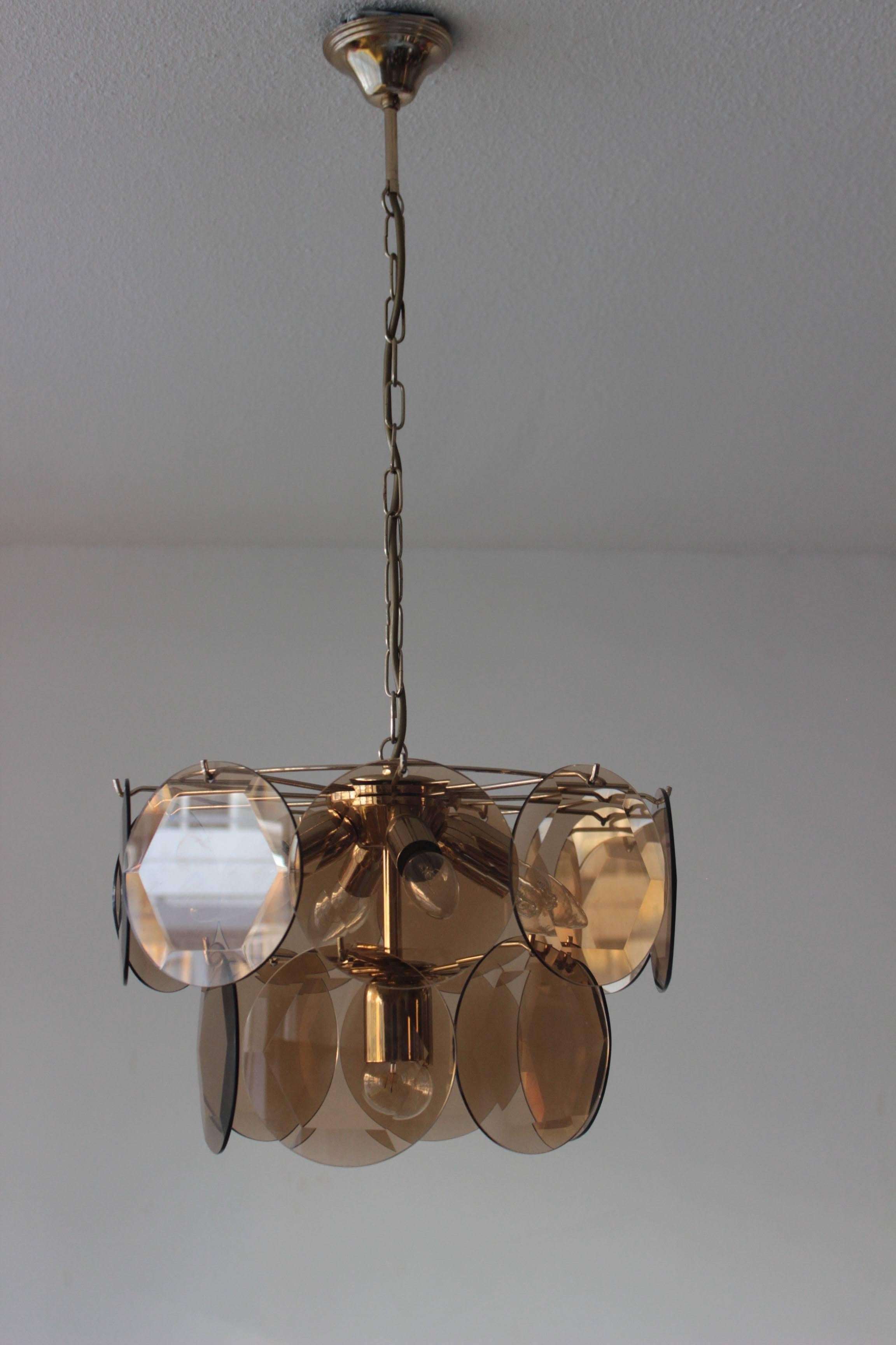 Vistosi smoked glass disc and brass chandelier from Italy, 1970s.

Stunnig Murano chandelier in the style of the Italian designer Gino Vistosi with large disks, each disk has a diamond shape in the middle, five bulbs, two layers and 15 facet