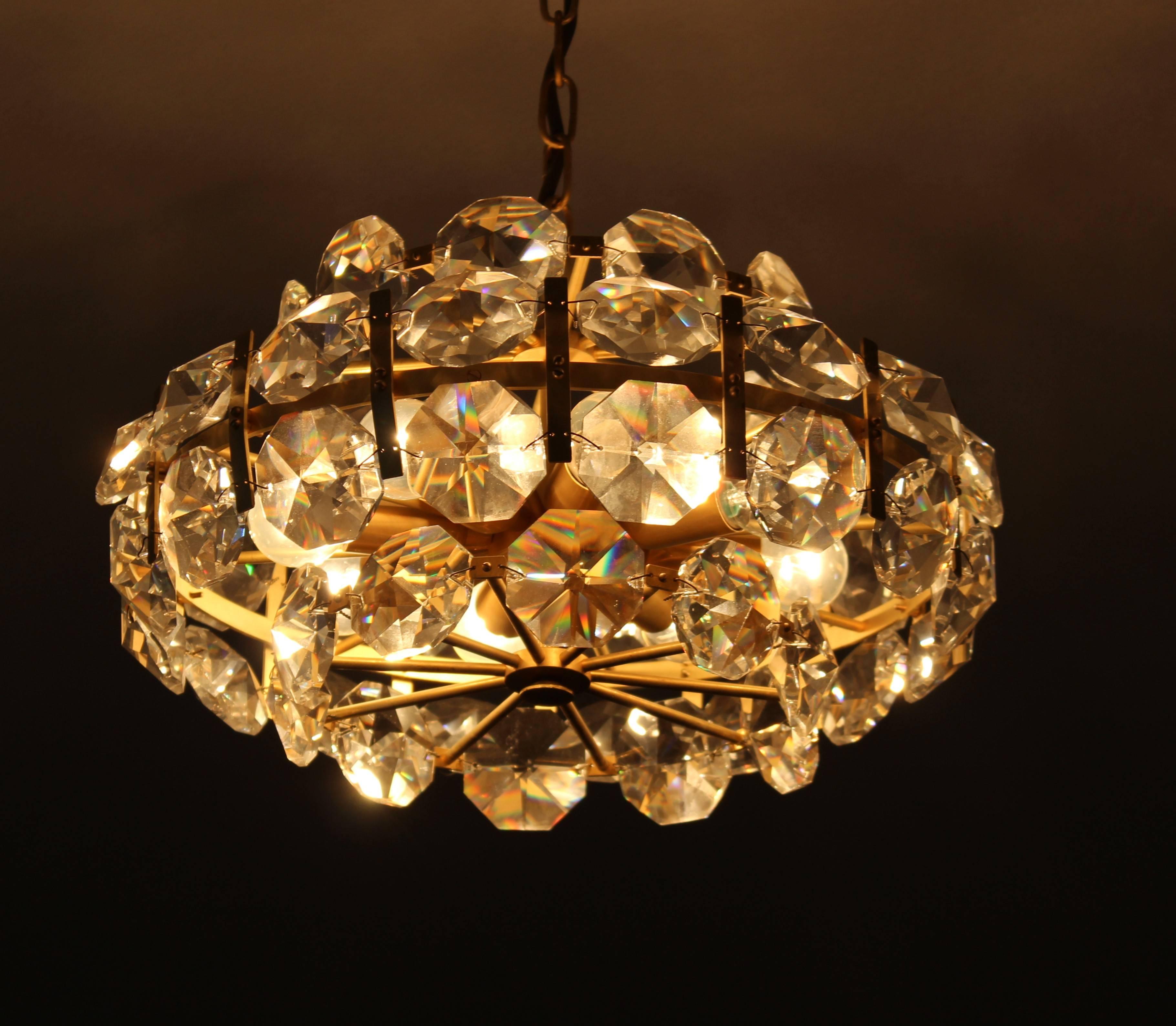 Mid-20th Century Vintage Hollywood Regency brass and crystal chandelier, 1960s For Sale