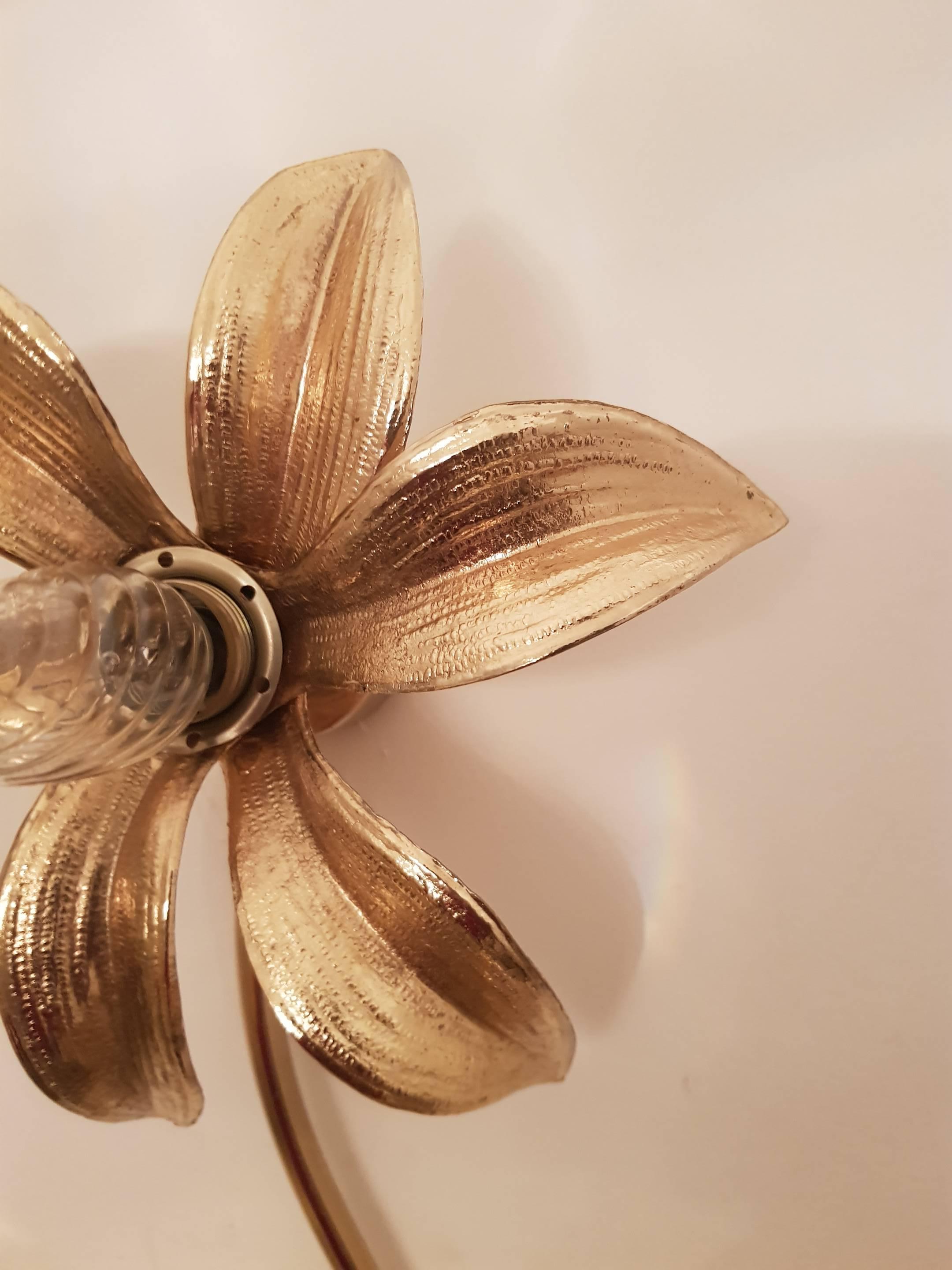  1970s, Wall lamp and wall sculpture in one, brass steel and 3 brass blossom flower lamps.
So u have 2 in one a piece of art and wall light, this piece   is nice in the hall, lilvingroom or bedroom.

Make me an offer

