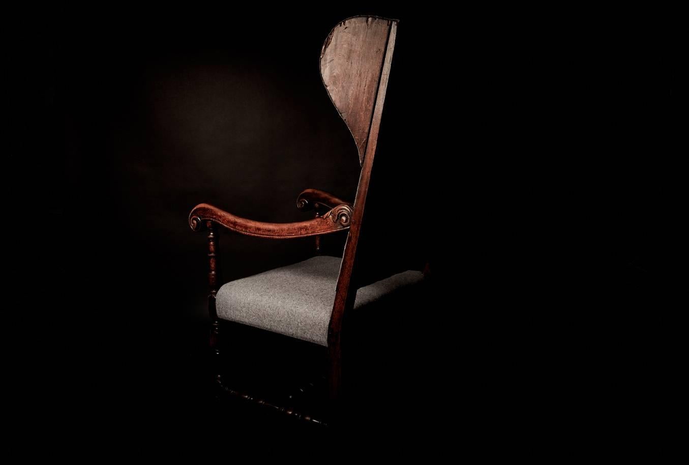 Original fauteuil à oreilles en noyer de style Louis XIV, XVIIIe siècle en vente 5