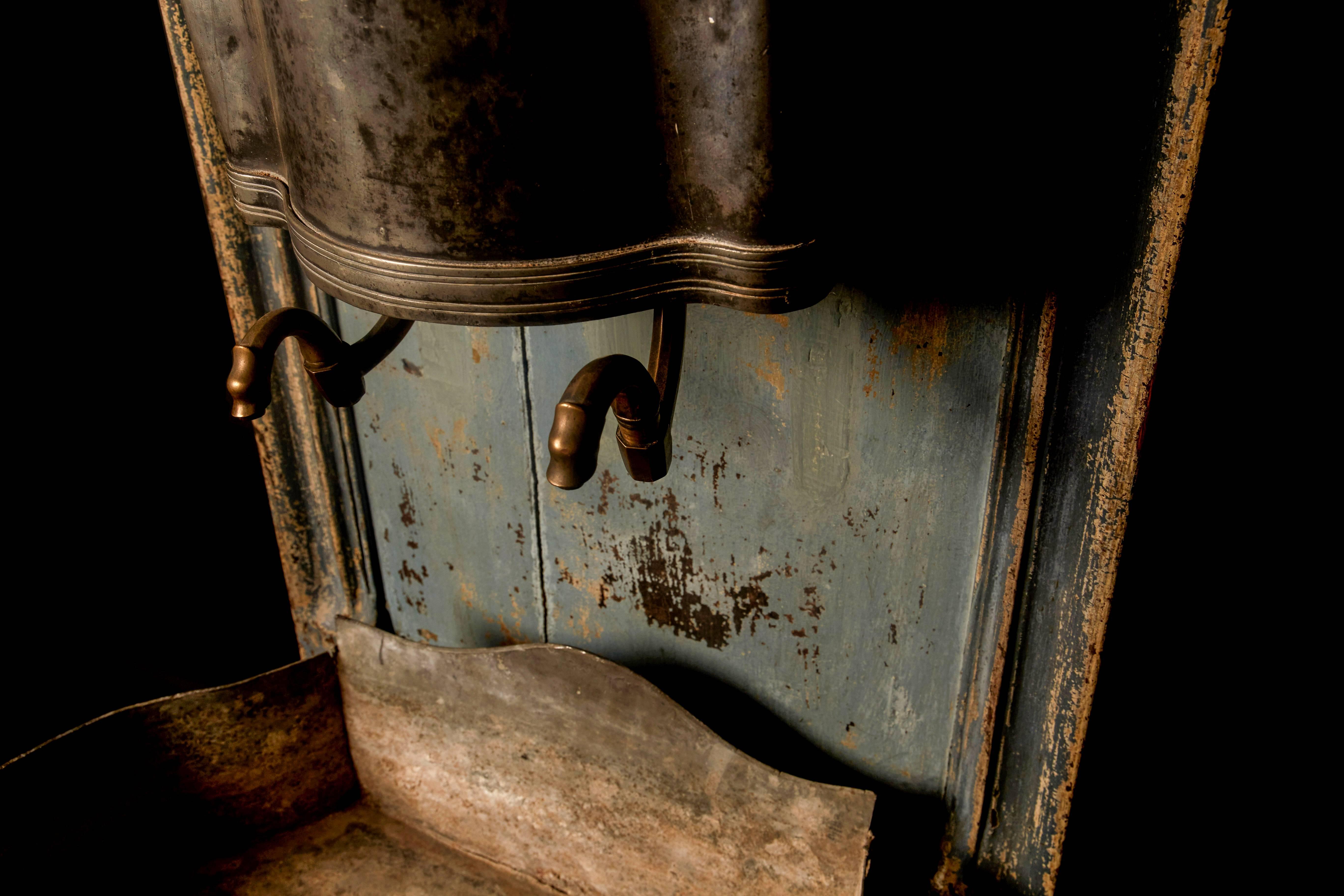 18th Century and Earlier A rare Louis XV wooden throne with zinc water font, 18th century