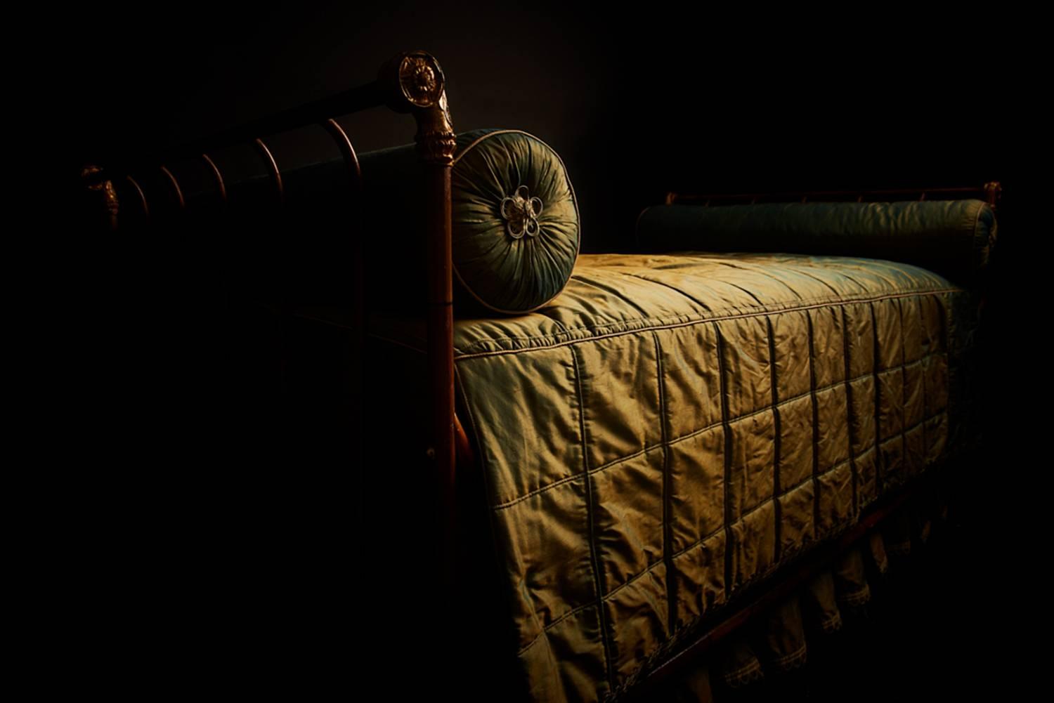 Sumptuous French Faux-Bamboo Gilt Iron Campaign Bed in Green Silk, 19th Century In Good Condition In London, GB