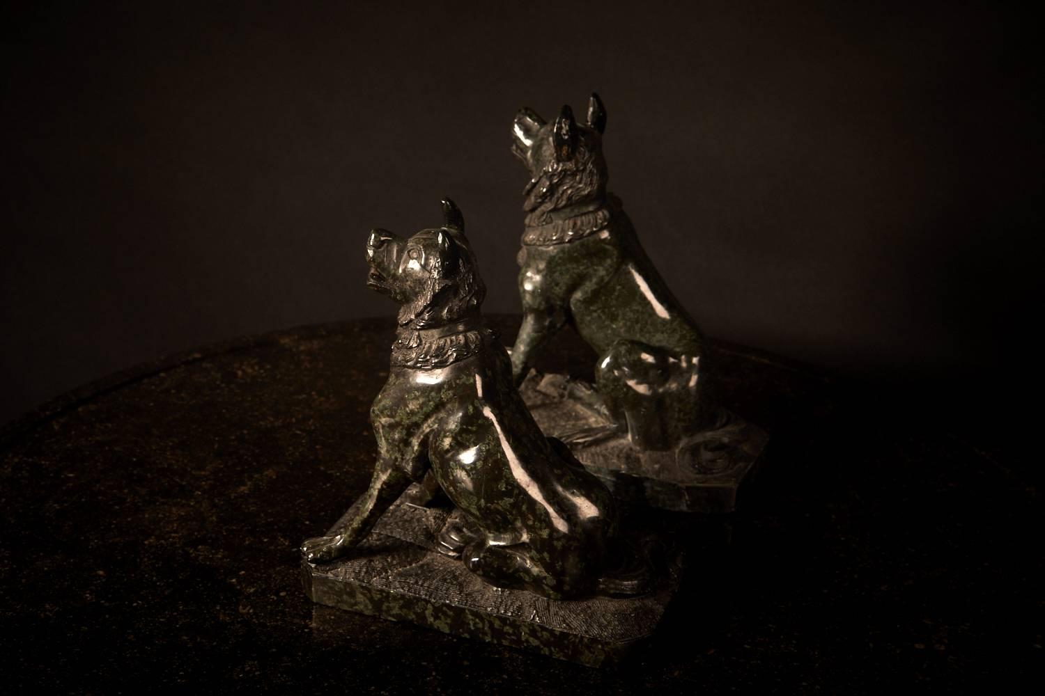 Rare Pair of Serpentine Grand Tour Molossian Hounds, Italy, 19th Century In Good Condition In London, GB