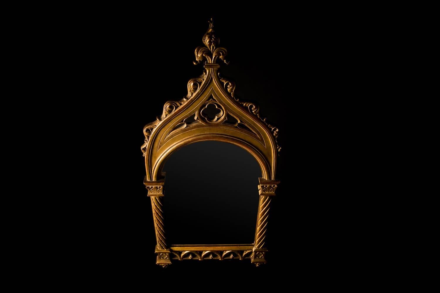 Carved Giltwood Gothic Revival Pier Mirror, mid 19th Century In Good Condition In London, GB