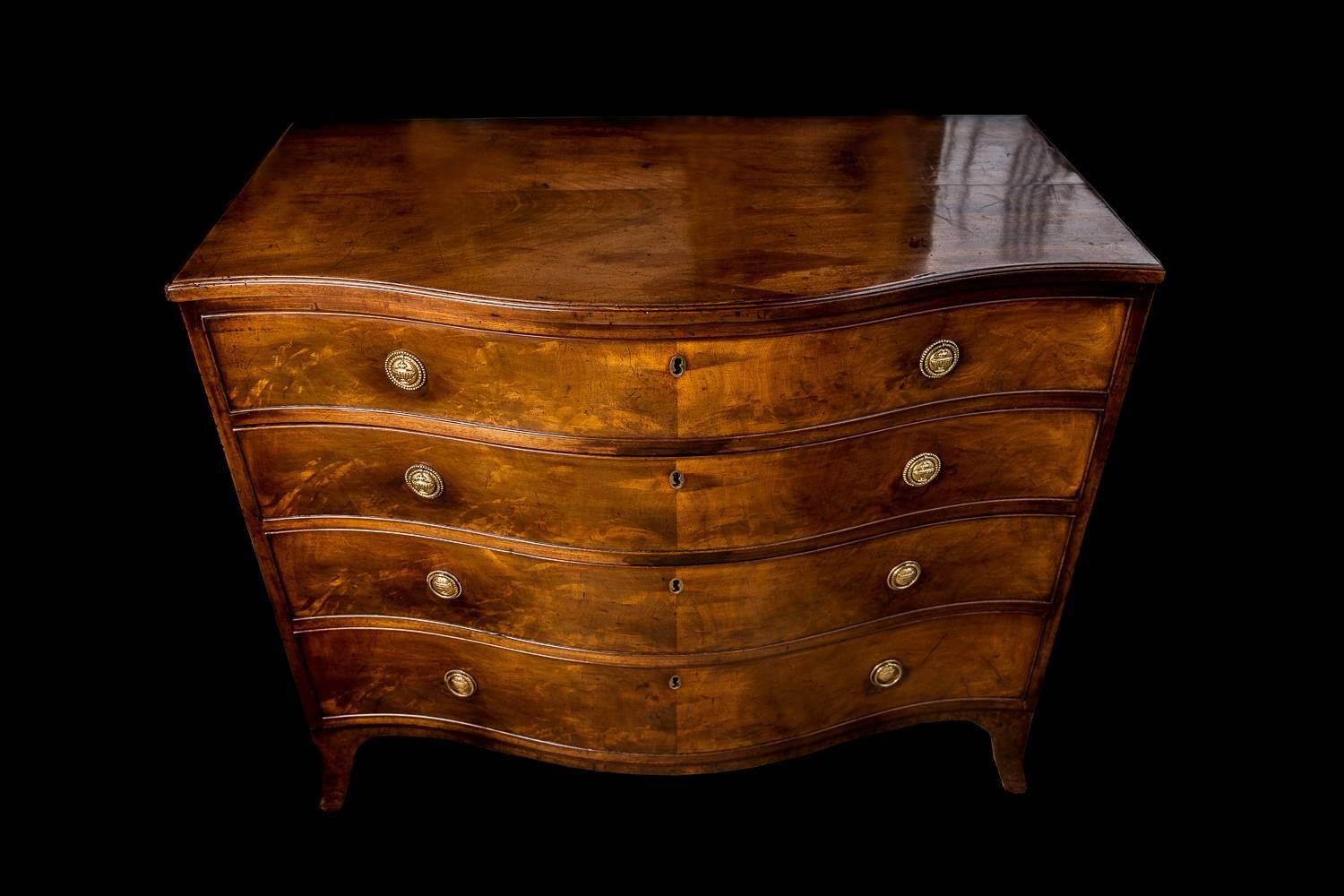 Particularly Fine King George III Mahogany Serpentine Chest, 18th Century In Good Condition In London, GB