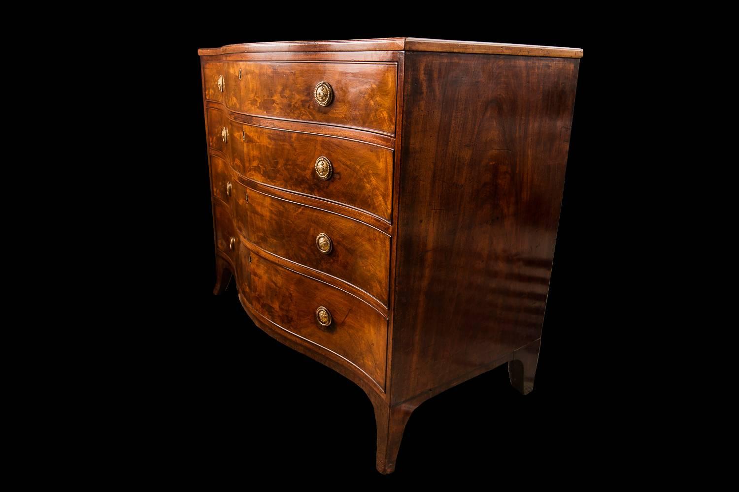 Particularly Fine King George III Mahogany Serpentine Chest, 18th Century 3