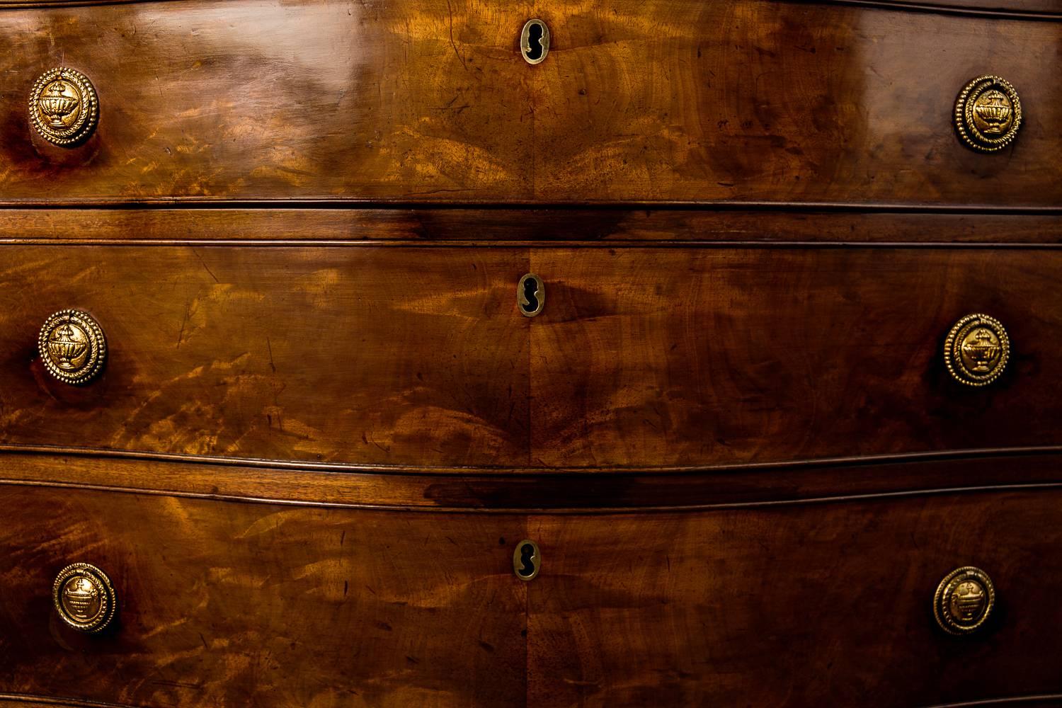 Particularly Fine King George III Mahogany Serpentine Chest, 18th Century 4