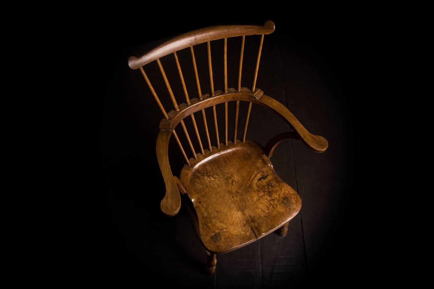 Rare Pennsylvanian Hickory and Maple 'Windsor' Comb-Back Chair, Mid-18th Century In Good Condition In London, GB