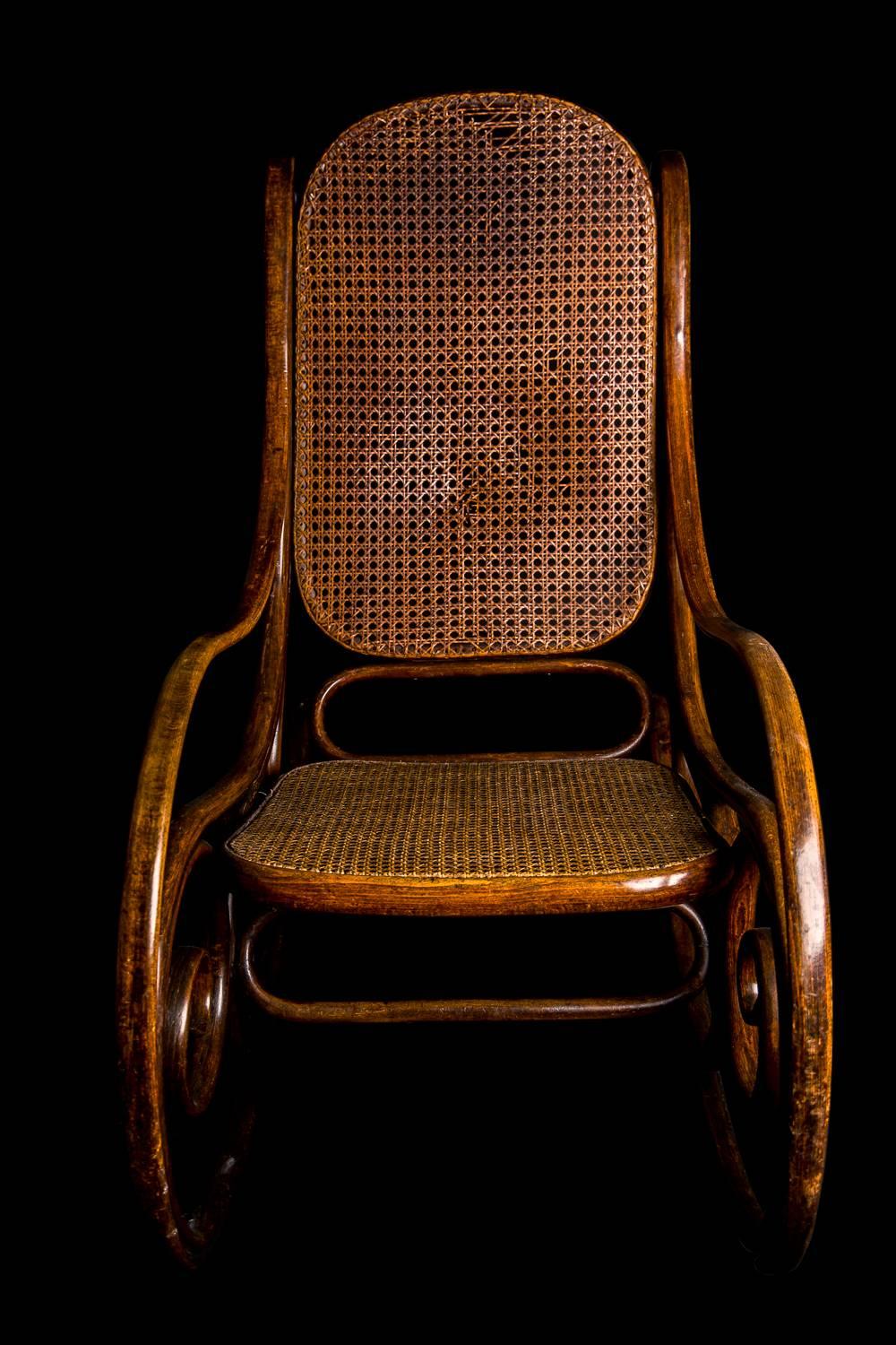 Original and authenticated Thonet model No. 1. Superb patina and coloring, structurally excellent - timeless design elegance, a collectors dream.

A masterpiece of craftsmanship: 
The first rocking chair in the world that was manufactured from