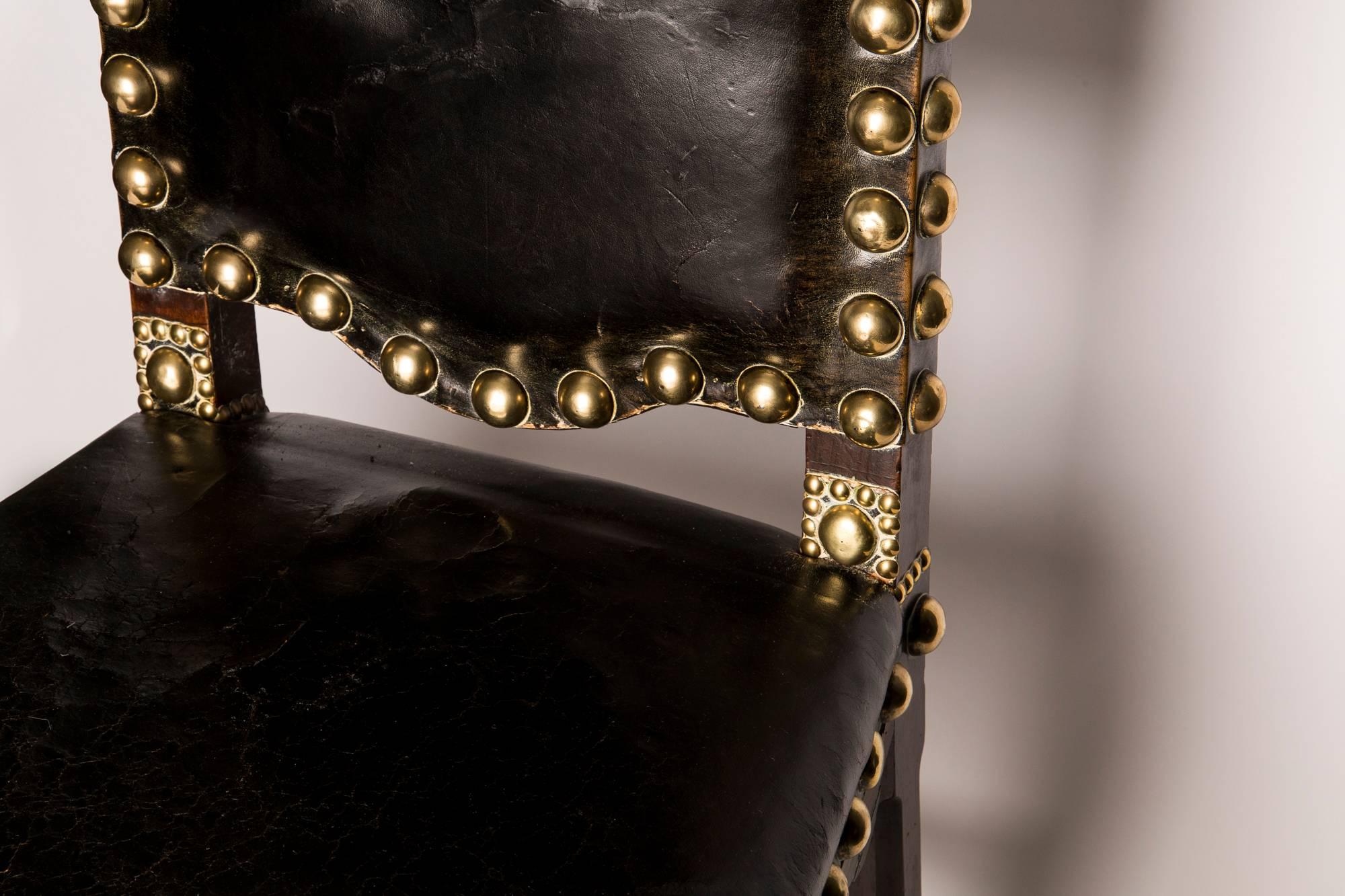 Pair of Black Leather Spanish Baroque Studded Walnut Side Chairs, 18th Century (Spanisch)