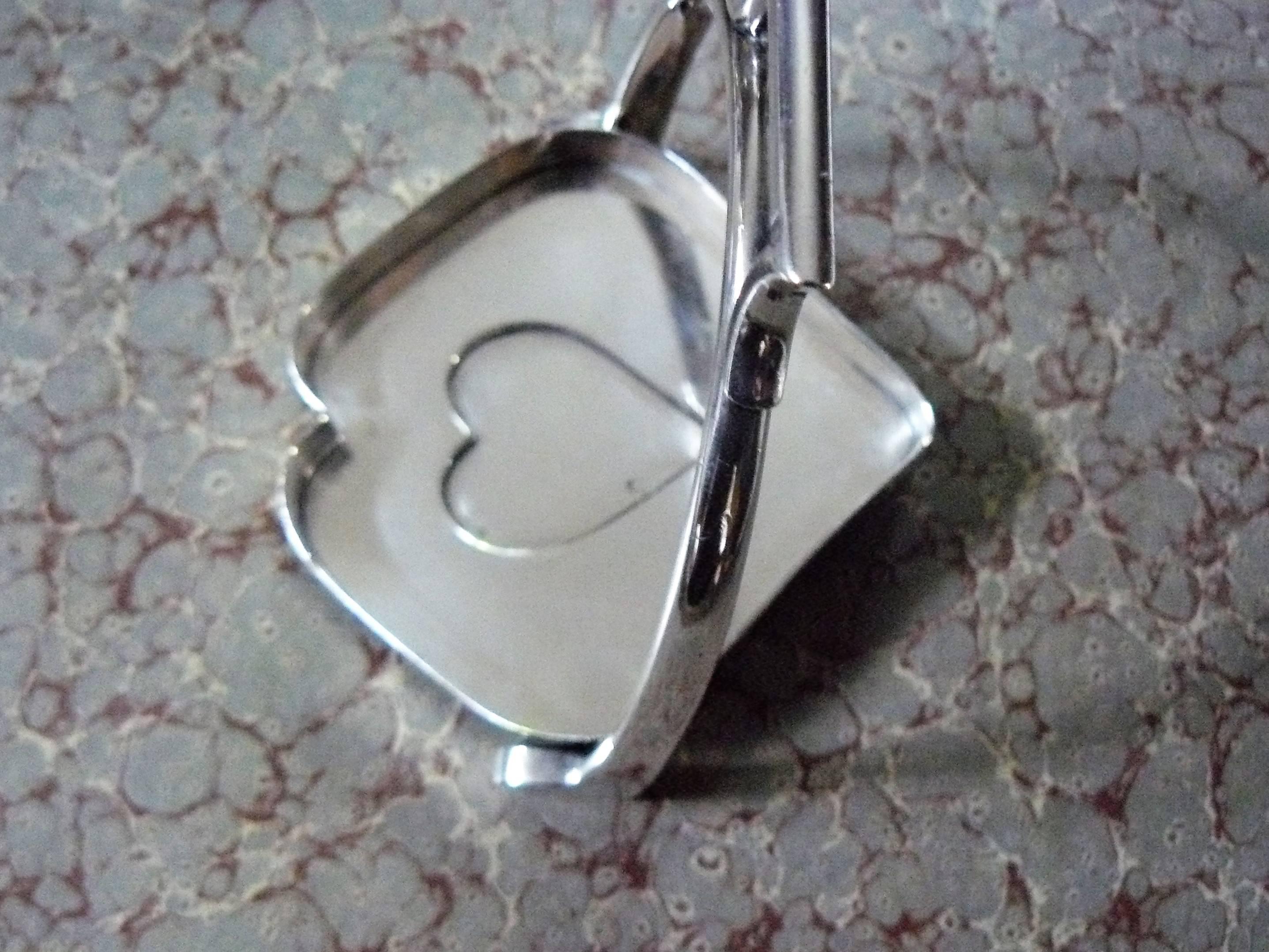 Vintage and rare Mellerio Dits Meller silver stirrup ashtray.(1930s).
Very original heart-shaped object,
Weight: 200grs approximately.
Stamp and signature: Mellerio Dits Meller.