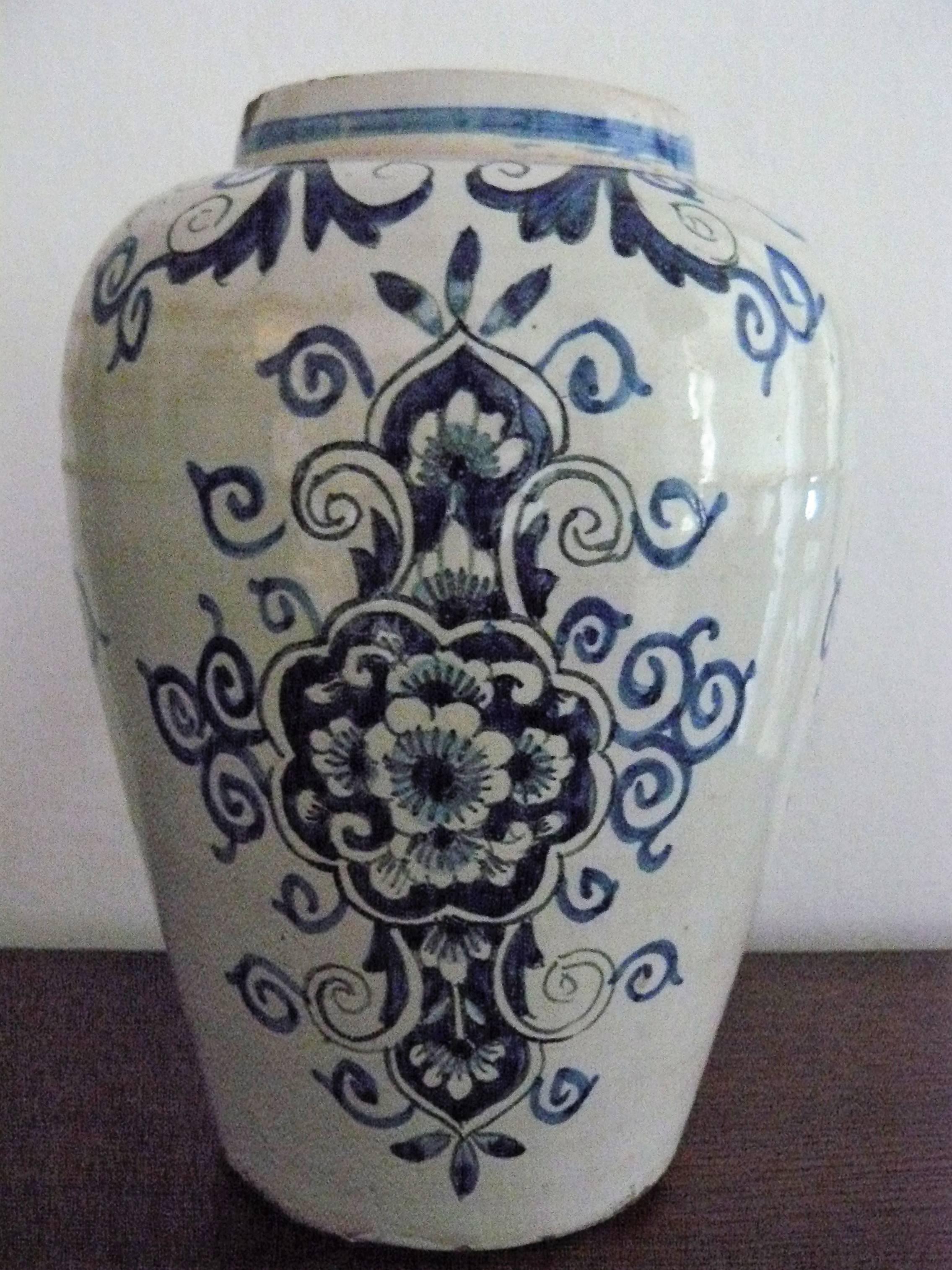19th Century Delft Hand-Painted and Glazed Tobacco Jar For Sale 1