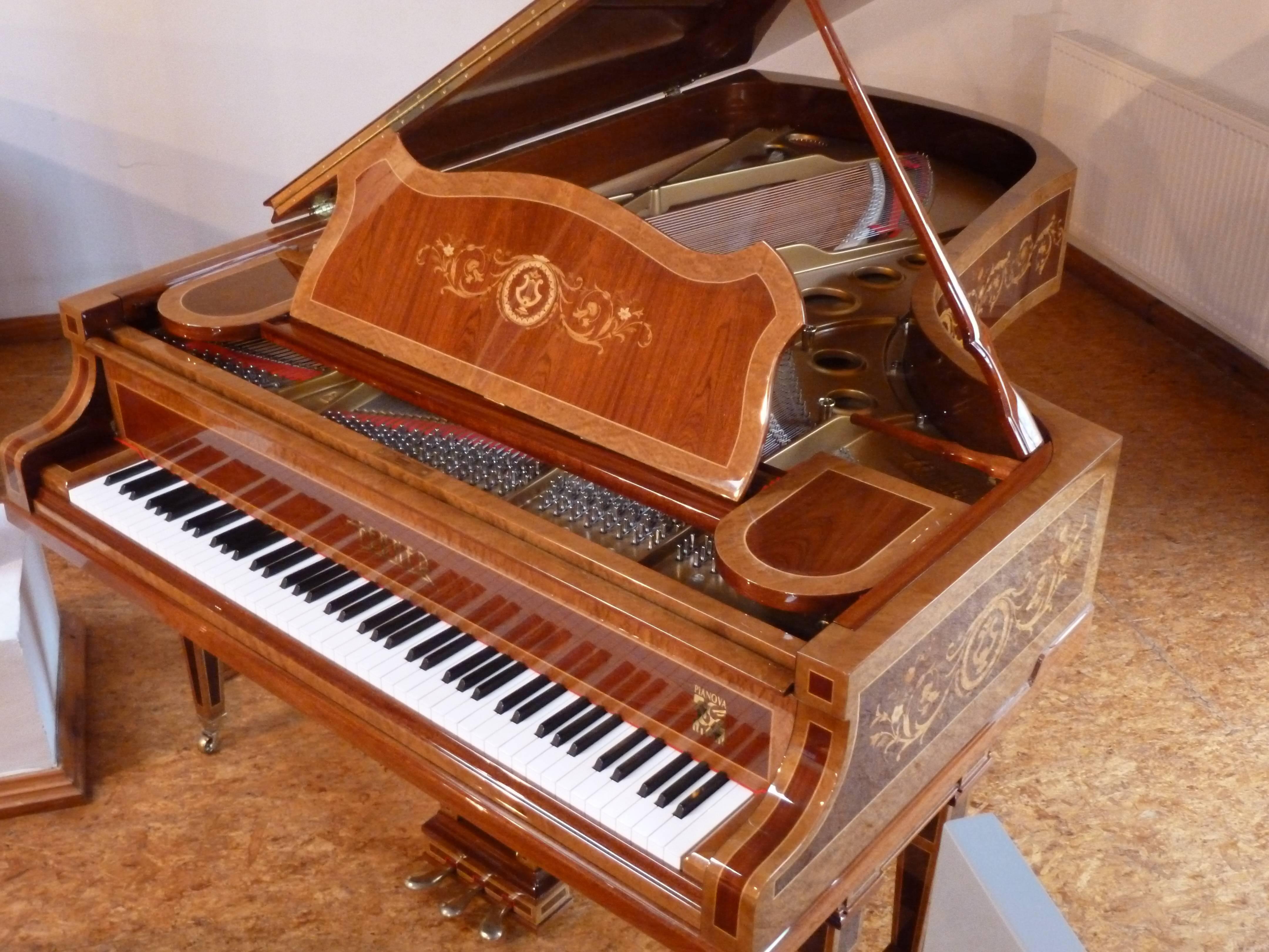 Single Handmade German Luxury Grand Piano Richard 7th with Inlays High Gloss For Sale 1