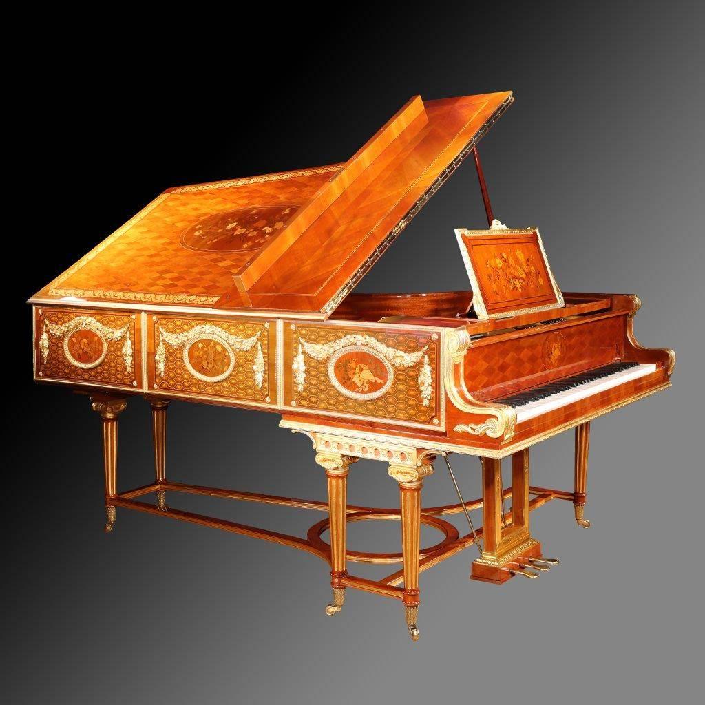 New German Luxury Grand Piano with 24-Carat Gold Platings Pure Shellack Finish In Excellent Condition For Sale In Muelheim an der Ruhr, DE