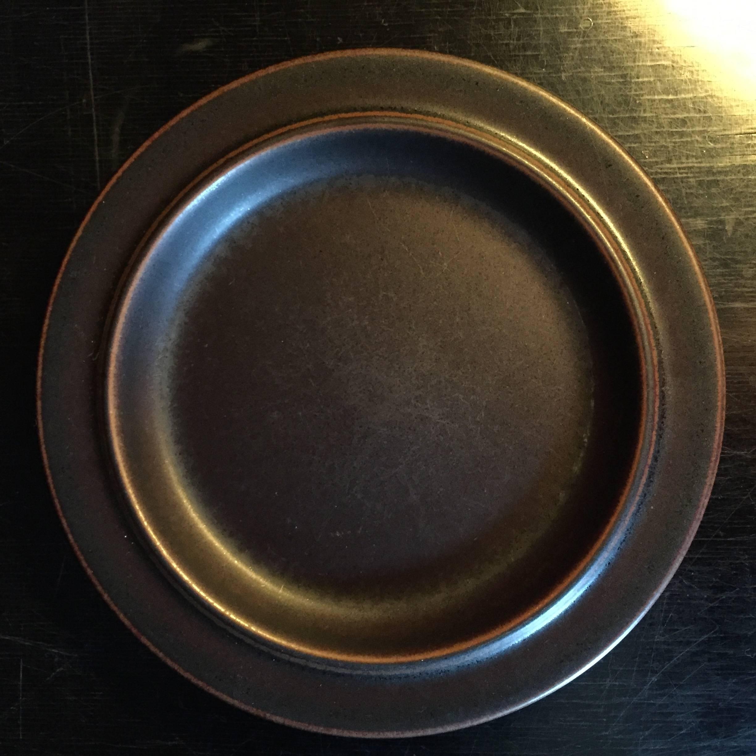 Mid-Century Modern Ruska from Arabia, Brown Stoneware, 15 Lunch Plates, Finnish Design For Sale