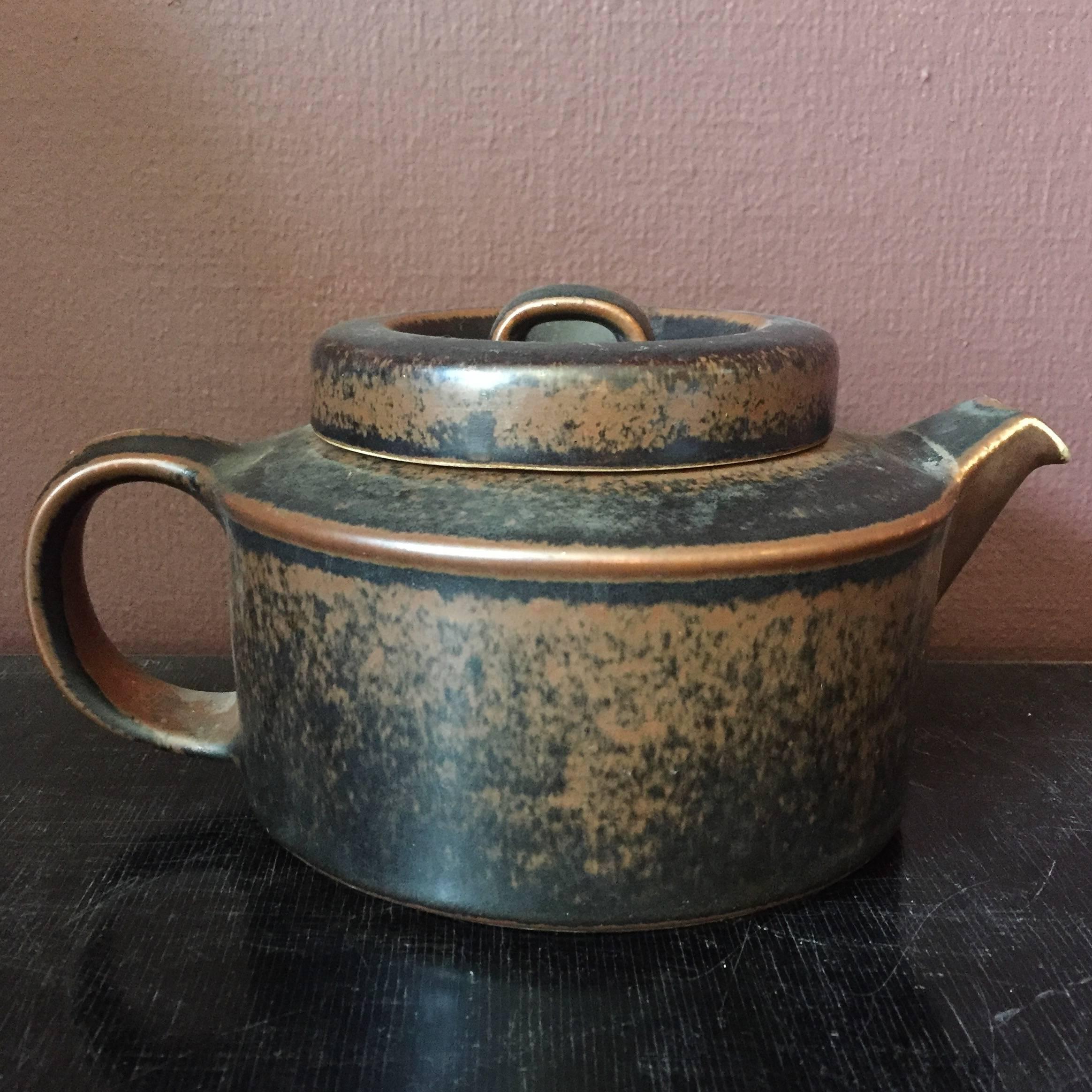 Complete three pieces. Arabia Ruska stoneware Tea pot, sugar bowl and milk jug.
In perfect condition.

Finnish design, 1960s-1970s.

Measures: Teapot H 12 cm, W 24 cm
Sugar bowl H 9.5 cm, Ø 10.5 cm
Milk Jug H: 7 cm Ø: 9 cm.