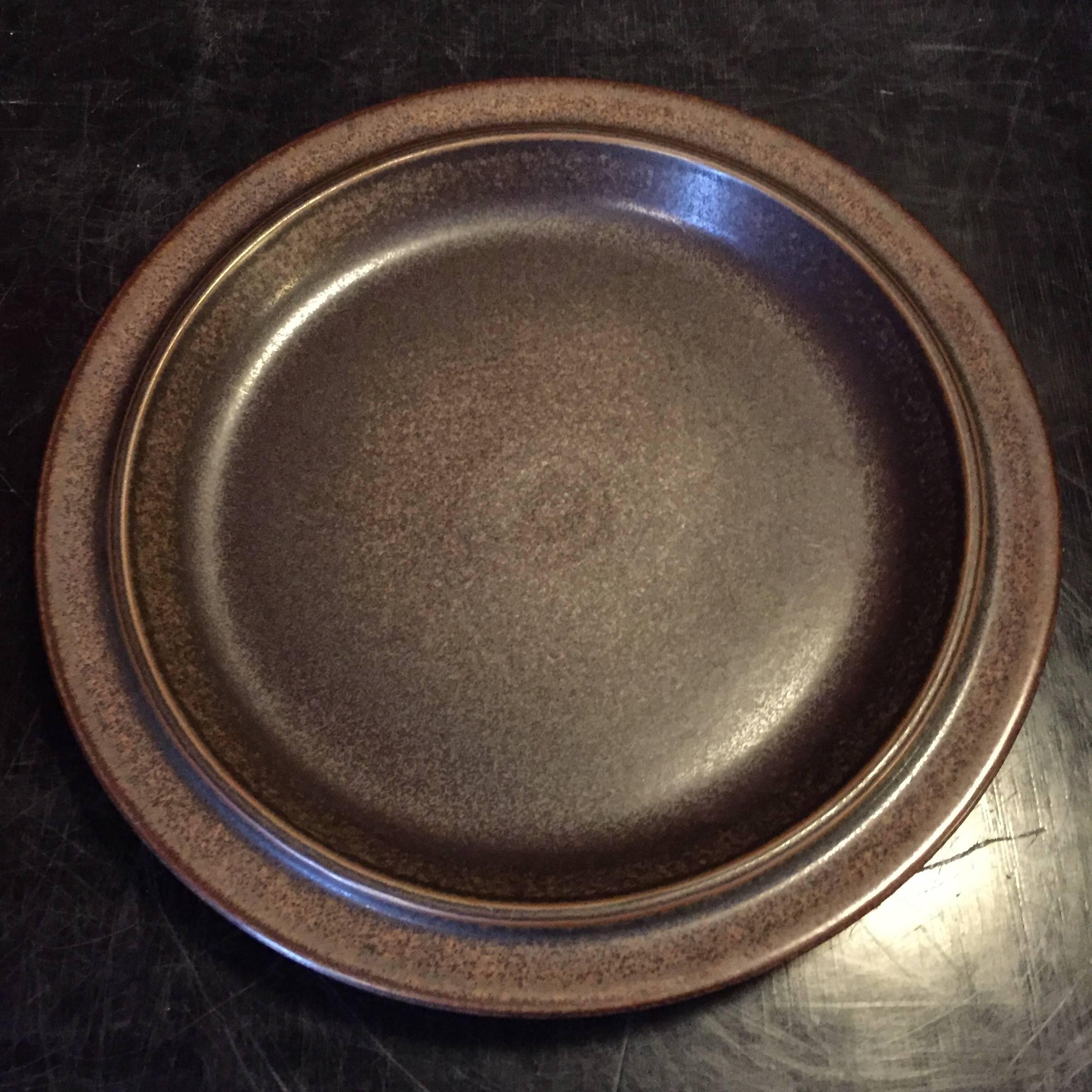 Ruska from Arabia, brown stoneware, Dish, Finnish design.

Complete one pieces. Arabia Ruska stoneware Dish. 
In perfect condition.

Finnish design, 1960s-1970s.

Measures: H 3 cm x Ø 33.5 cm.
 