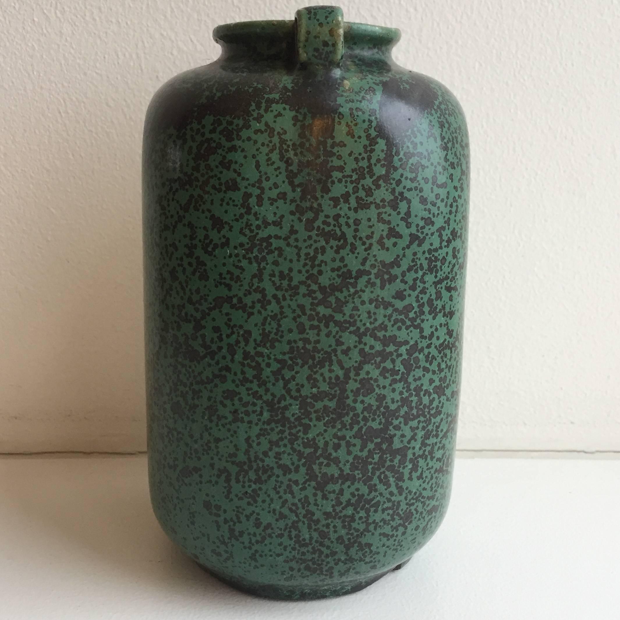 Arne Bang green glazed stoneware vase 1950s model 121 signed with his initials.
Have a defect in the bottom from the burning this is reflected in the price. See photos.
Otherwise in very good condition.