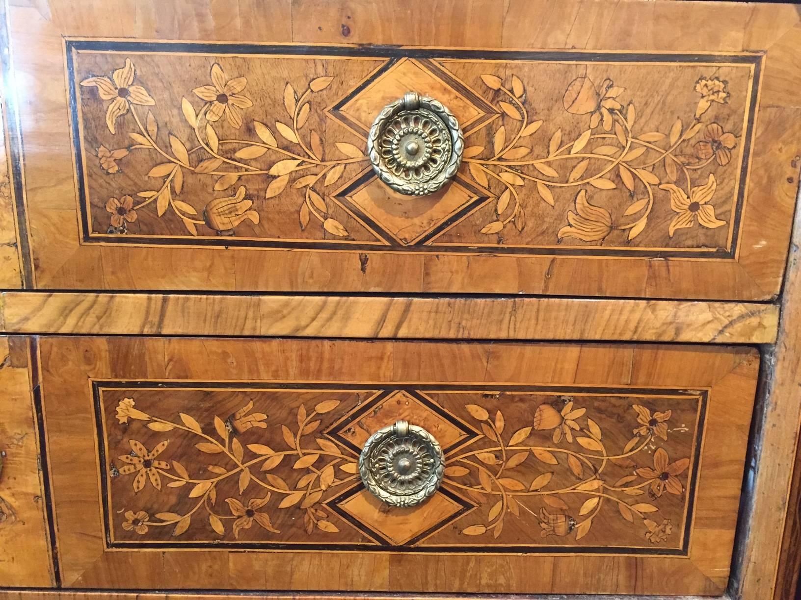 Chest of drawers in walnut with finest marquetry quality. Beige marble top Lombardía early 19th century.