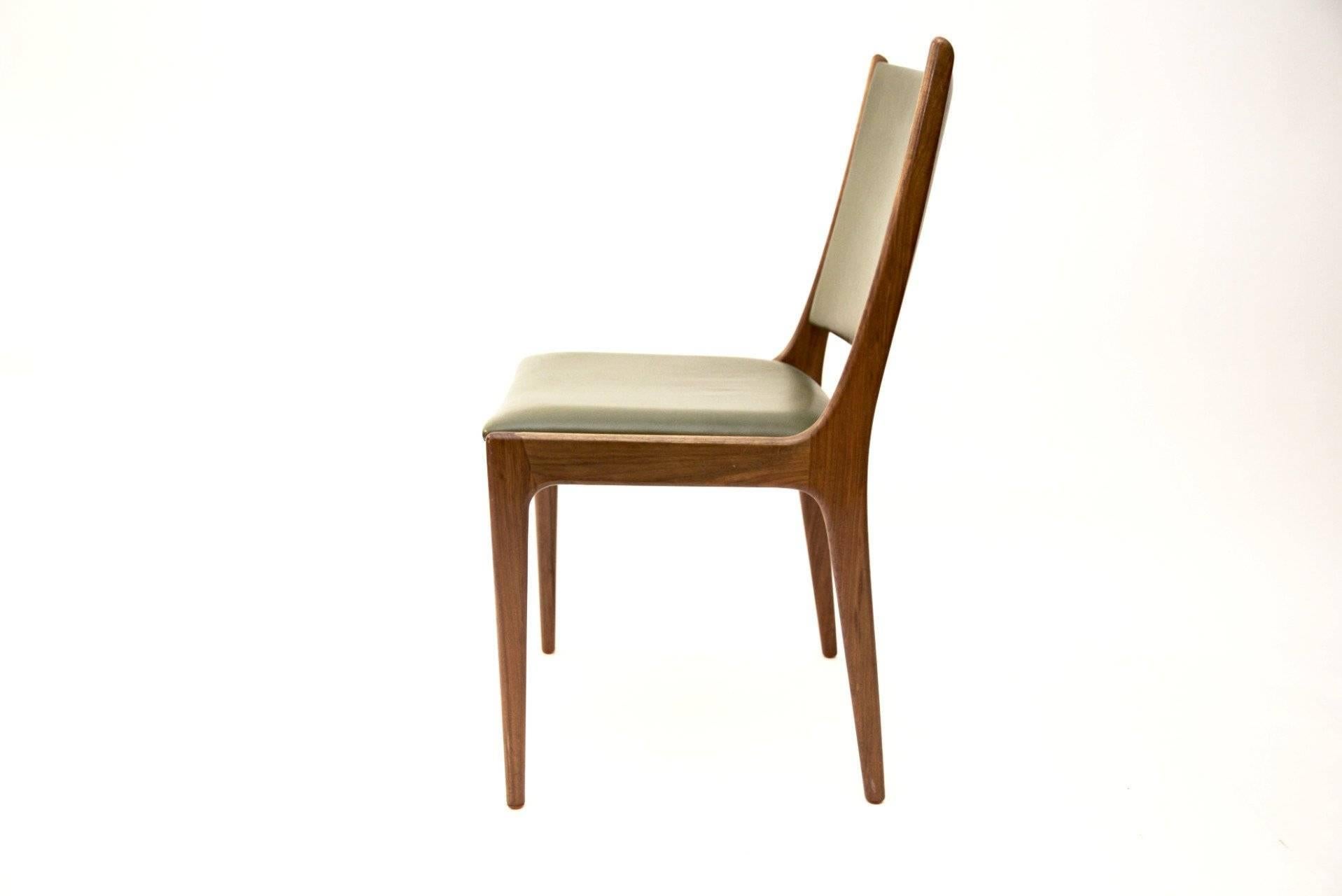 These wonderful four dining chairs in Teak with green leather are designed by Johannes Andersen and made by Uldum Møbelfabrik. The model is from the 1960s.

We sell them as a set.