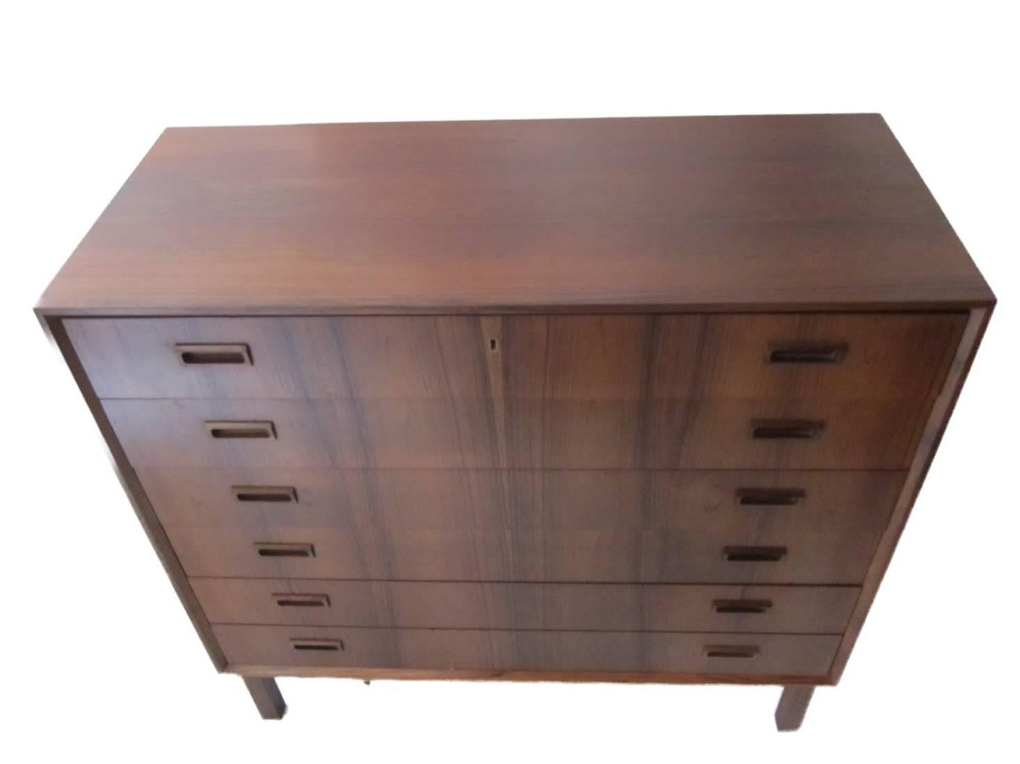 This Danish designed cabinet with drawers is made in rosewood. It offers a lot of space and comes in excellent vintage condition. 

Designed in: Denmark

Measure: Height 96 cm. Length 100 cm. Depth 43 cm.

   
