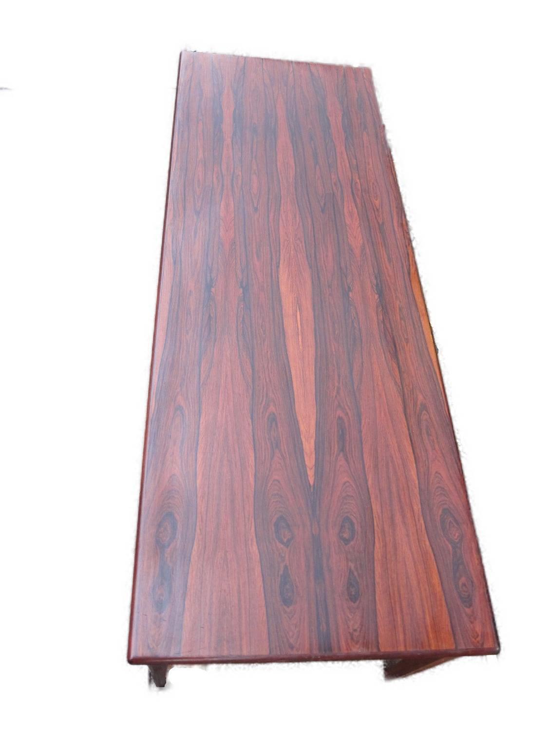 Long Danish Mid Century Modern Sofa Table in Rosewood In Excellent Condition For Sale In Zurich, CH