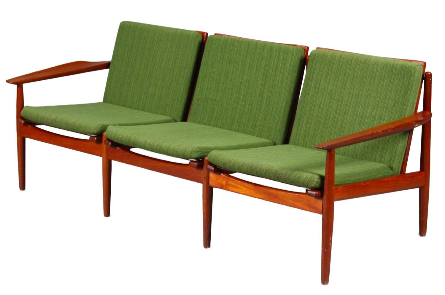 Danish Mid-Century Modern Three-Seat Sofa Designed by Arne Vodder In Good Condition For Sale In Zurich, CH