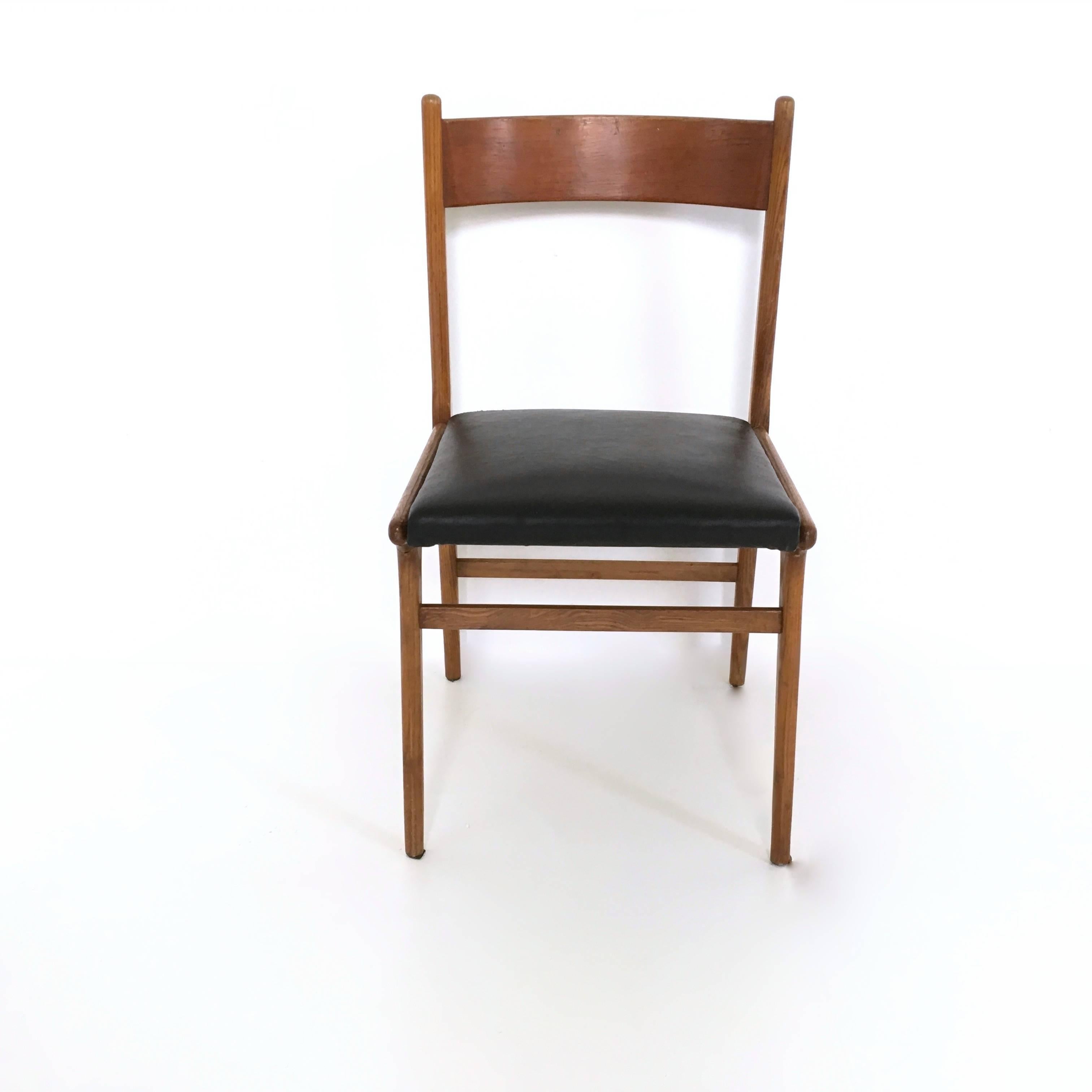 This set of four dining chairs is made from walnut and skai.