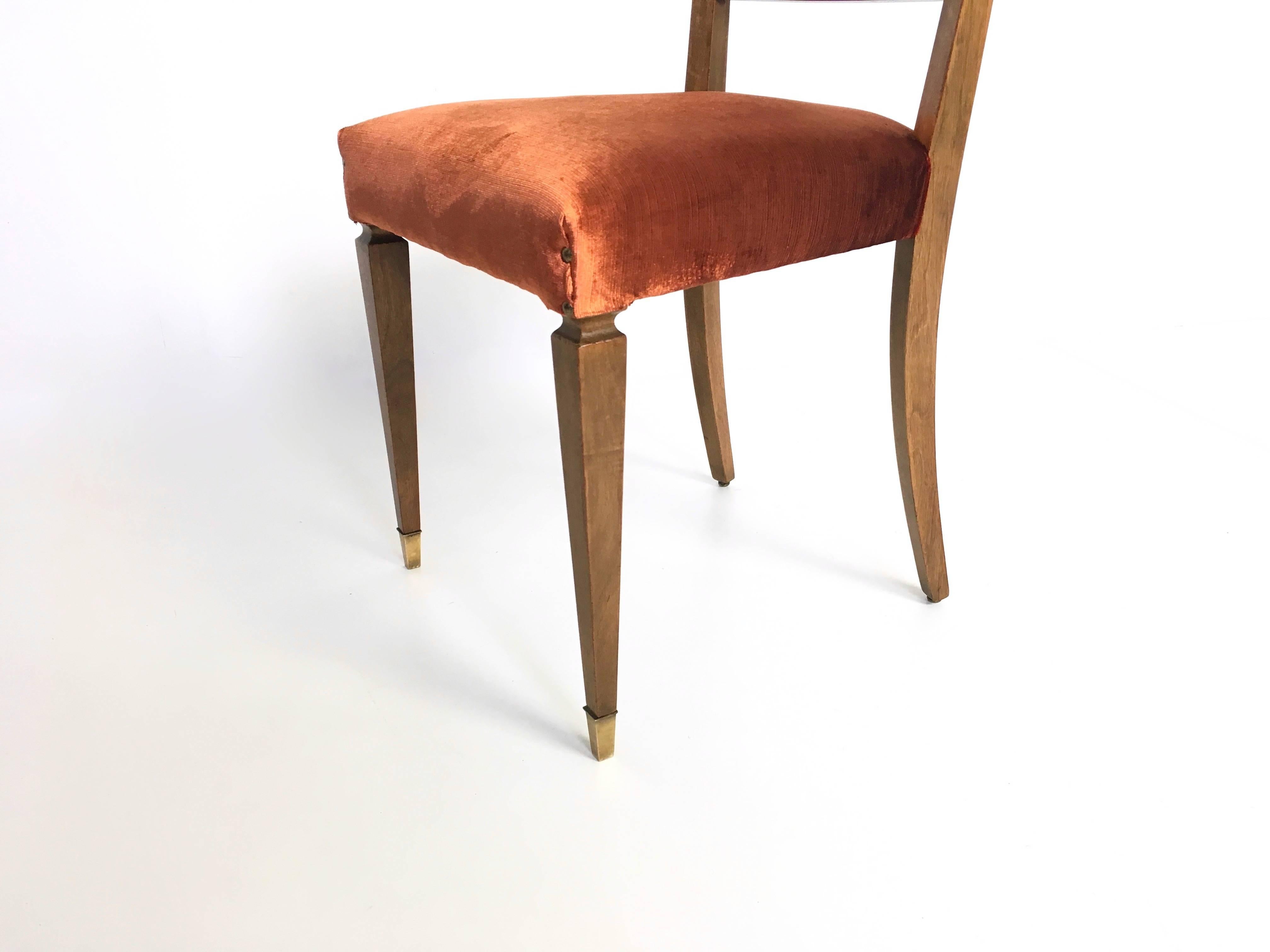 Satz von zehn Esszimmerstühlen aus orangefarbener Stoffpolsterung und Nussbaumholz, Italien im Angebot 5