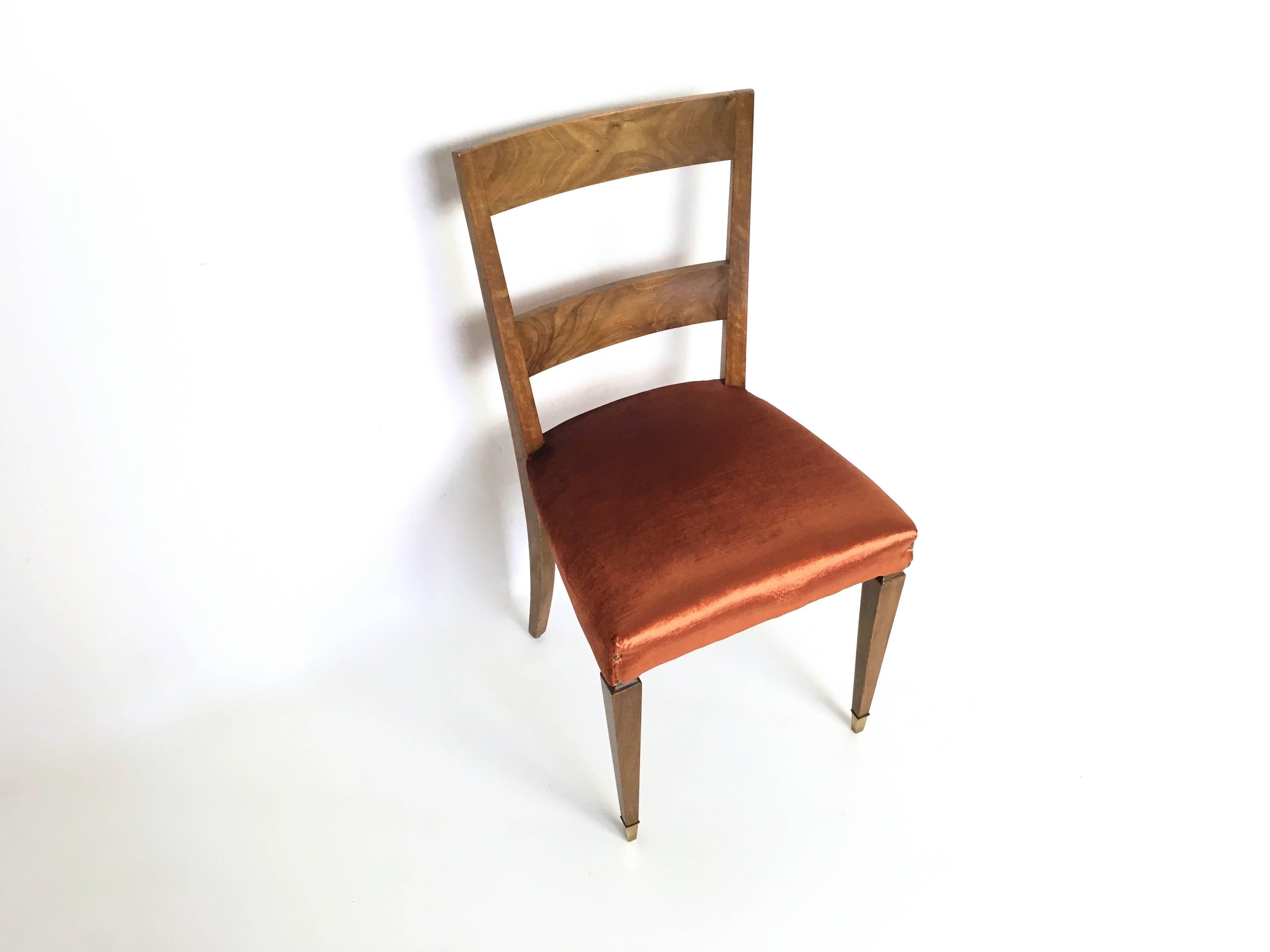 Satz von zehn Esszimmerstühlen aus orangefarbener Stoffpolsterung und Nussbaumholz, Italien im Angebot 1