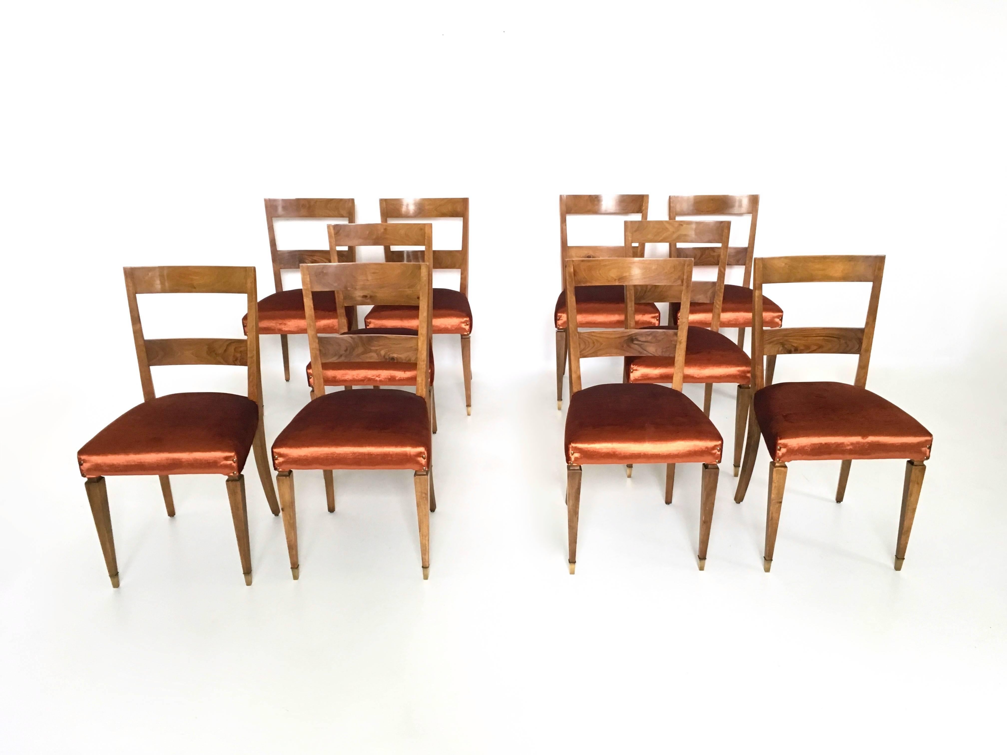 Satz von zehn Esszimmerstühlen aus orangefarbener Stoffpolsterung und Nussbaumholz, Italien (Moderne der Mitte des Jahrhunderts) im Angebot