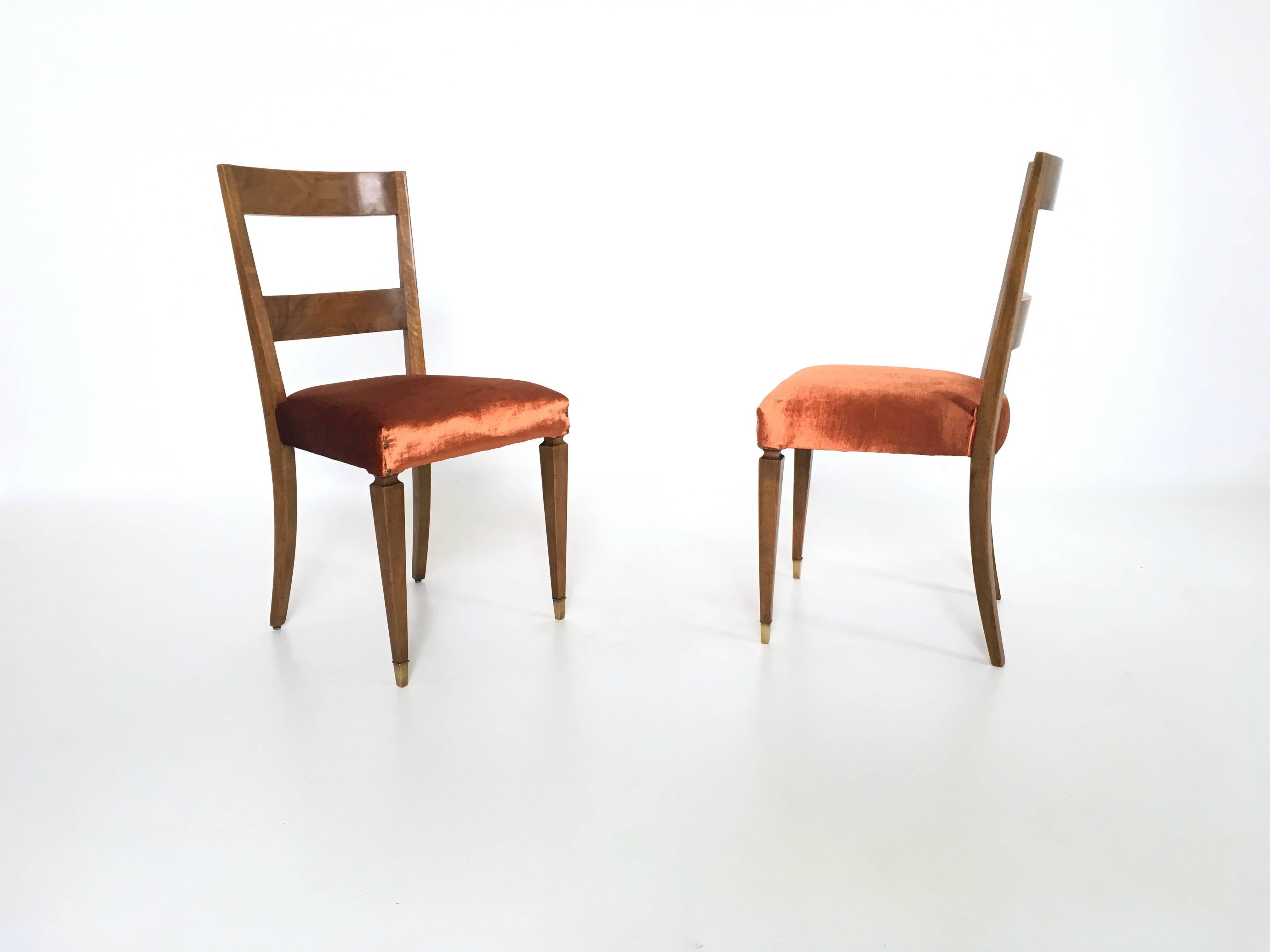 italien Ensemble de dix chaises de salle à manger en tissu orange et noyer, Italie en vente