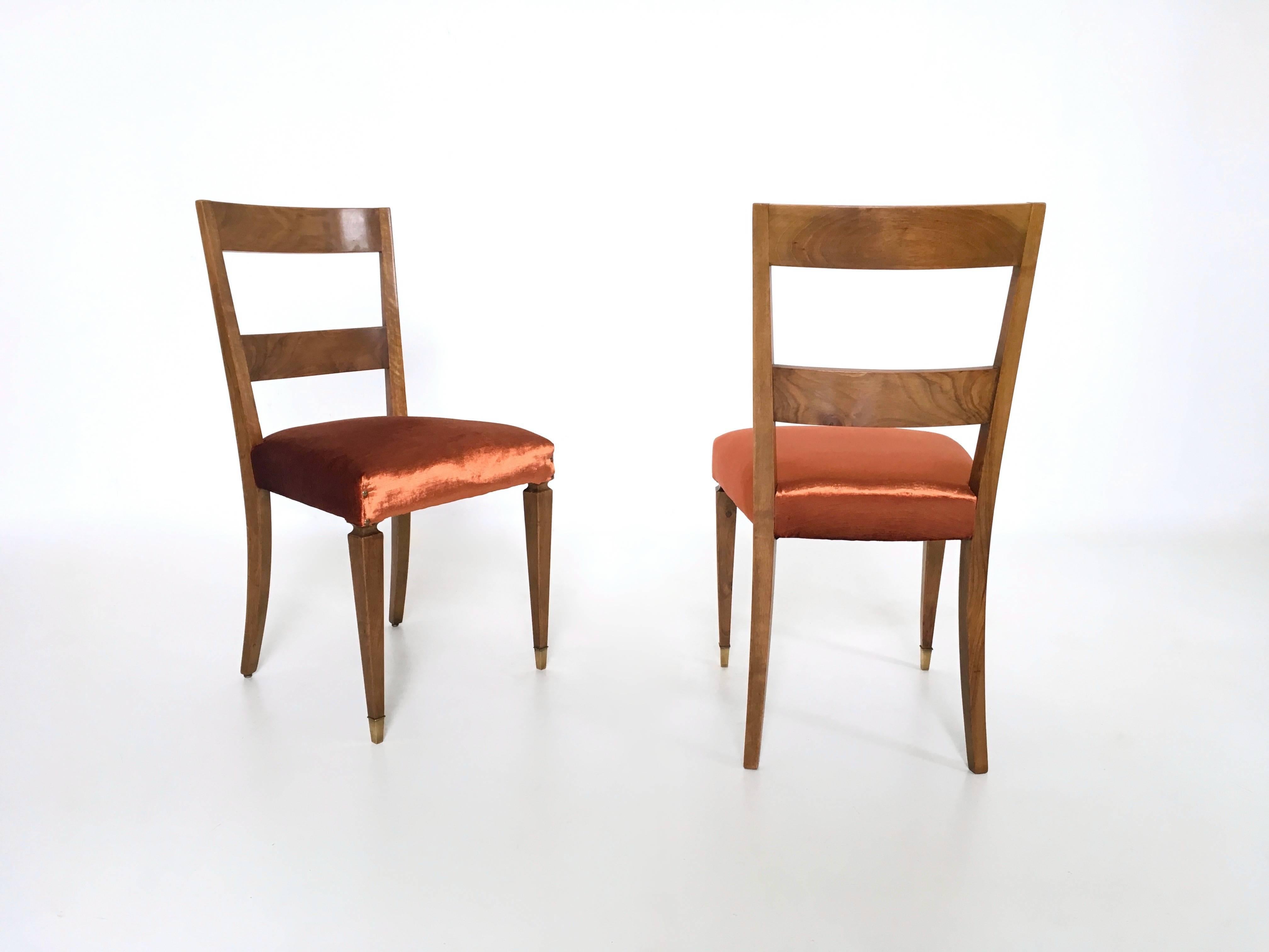 Satz von zehn Esszimmerstühlen aus orangefarbener Stoffpolsterung und Nussbaumholz, Italien im Zustand „Gut“ im Angebot in Bresso, Lombardy